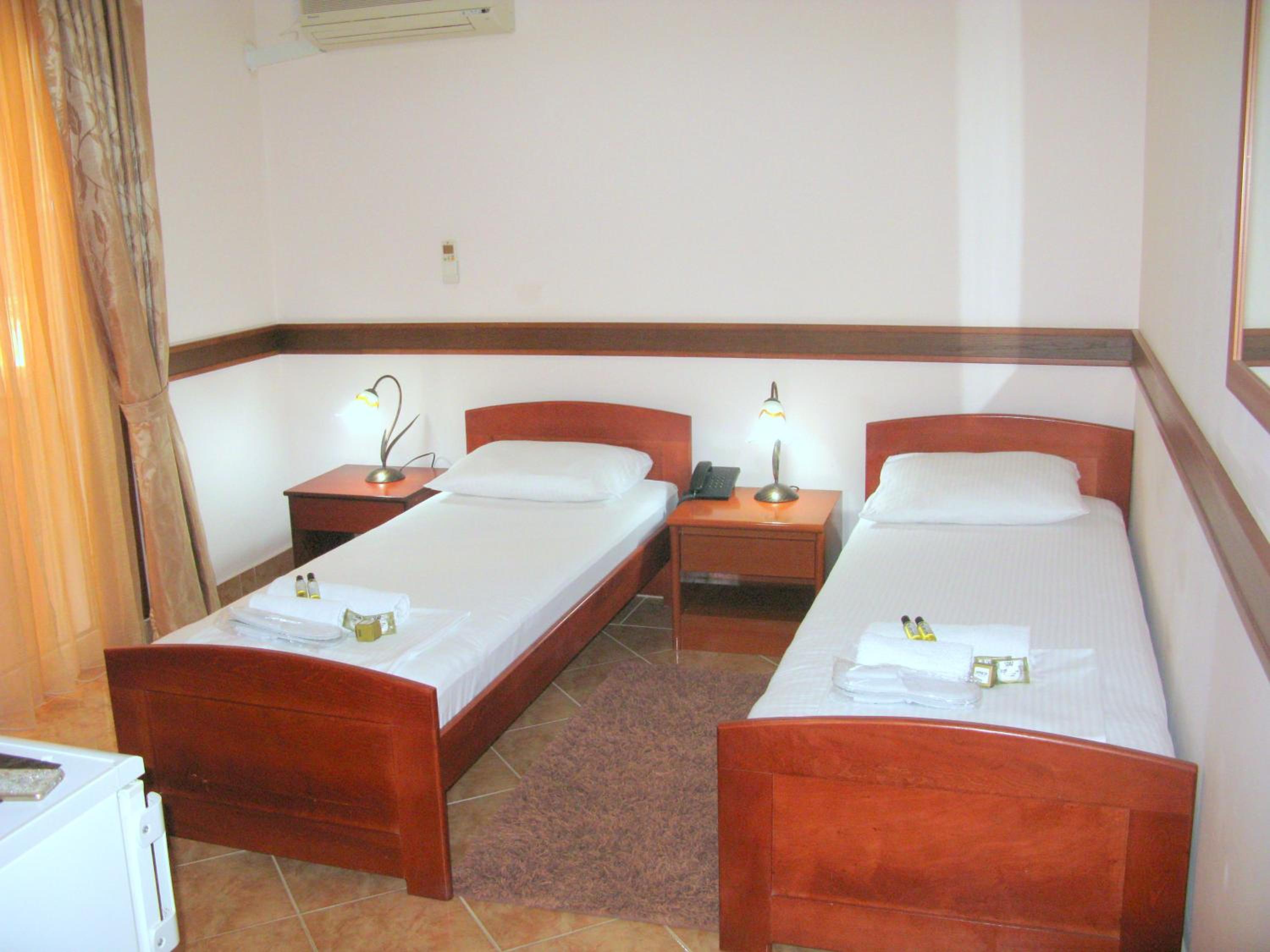 Twin Room with Balcony and City View - Photo 6