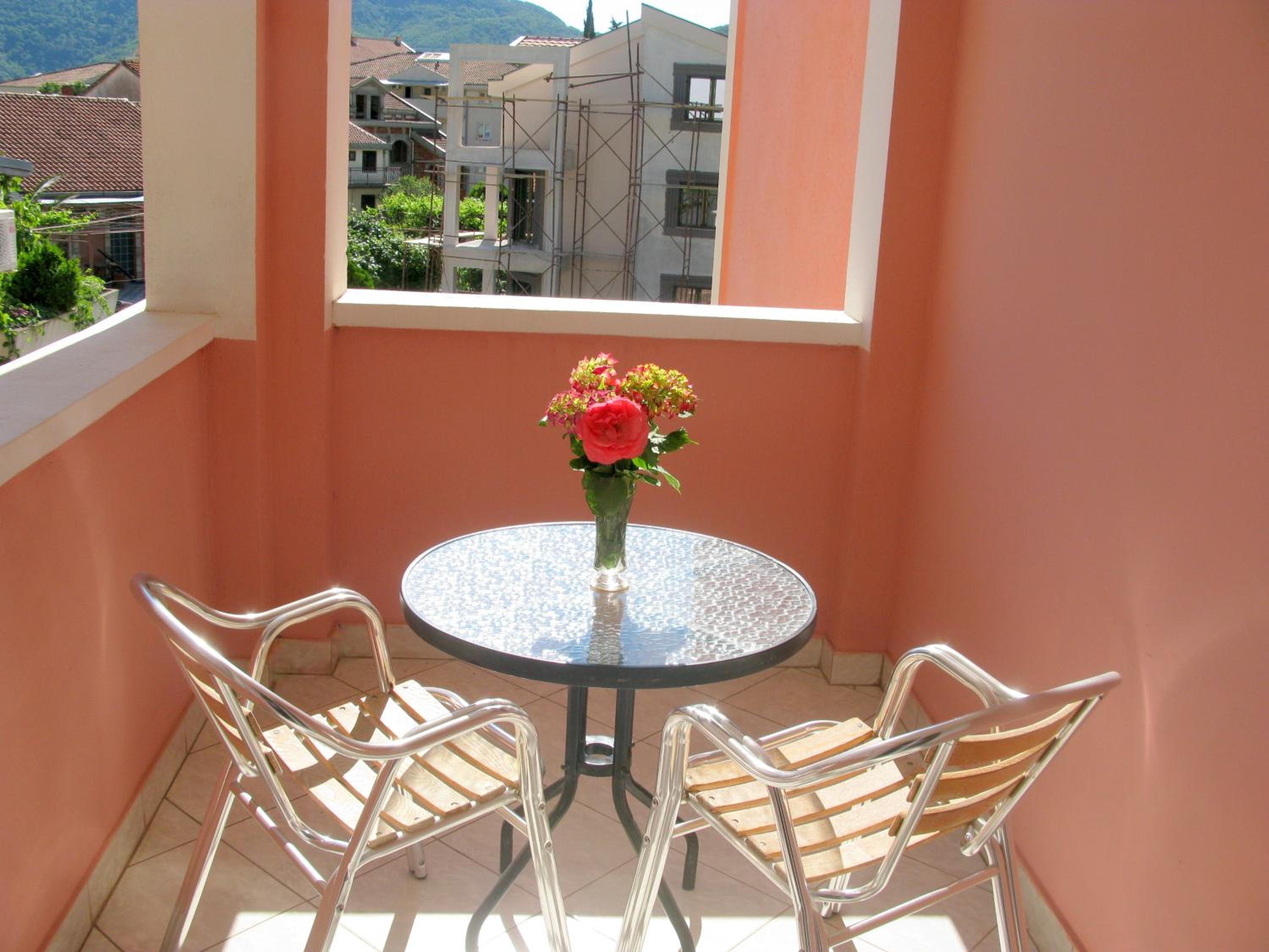 Twin Room with Balcony and City View - Photo 5