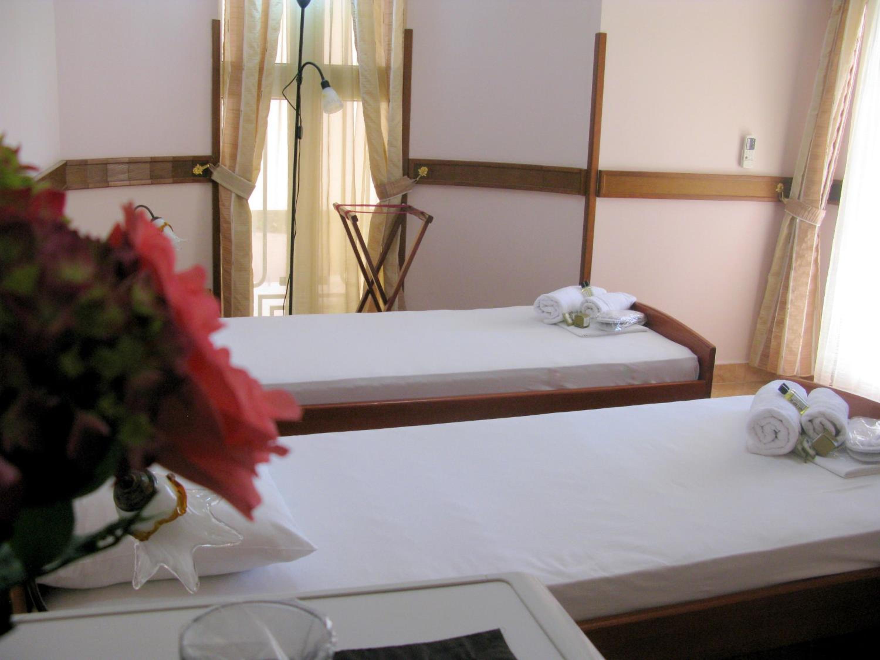 Twin Room with Balcony and City View - Photo 8