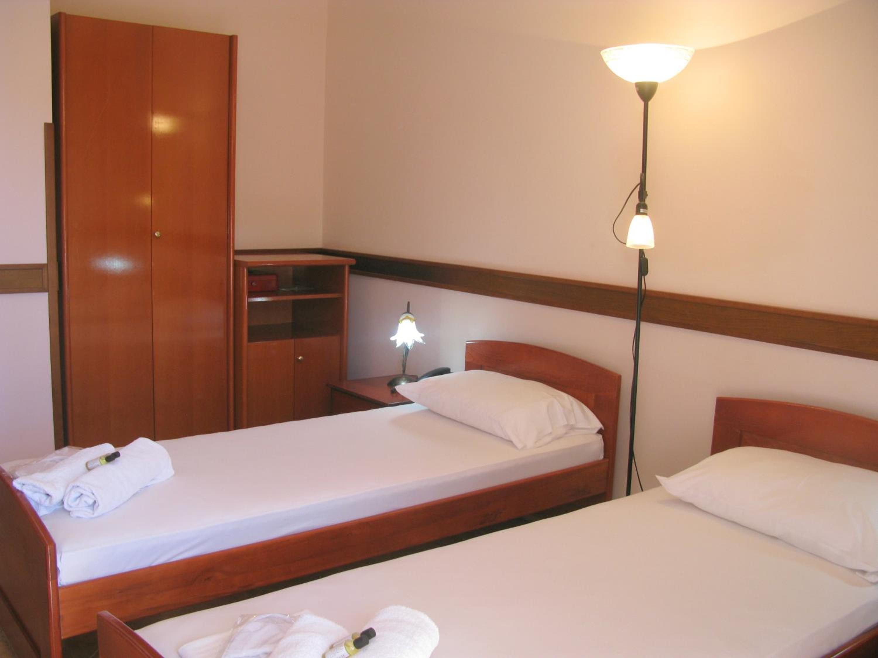 Twin Room with Balcony and City View - Photo 1
