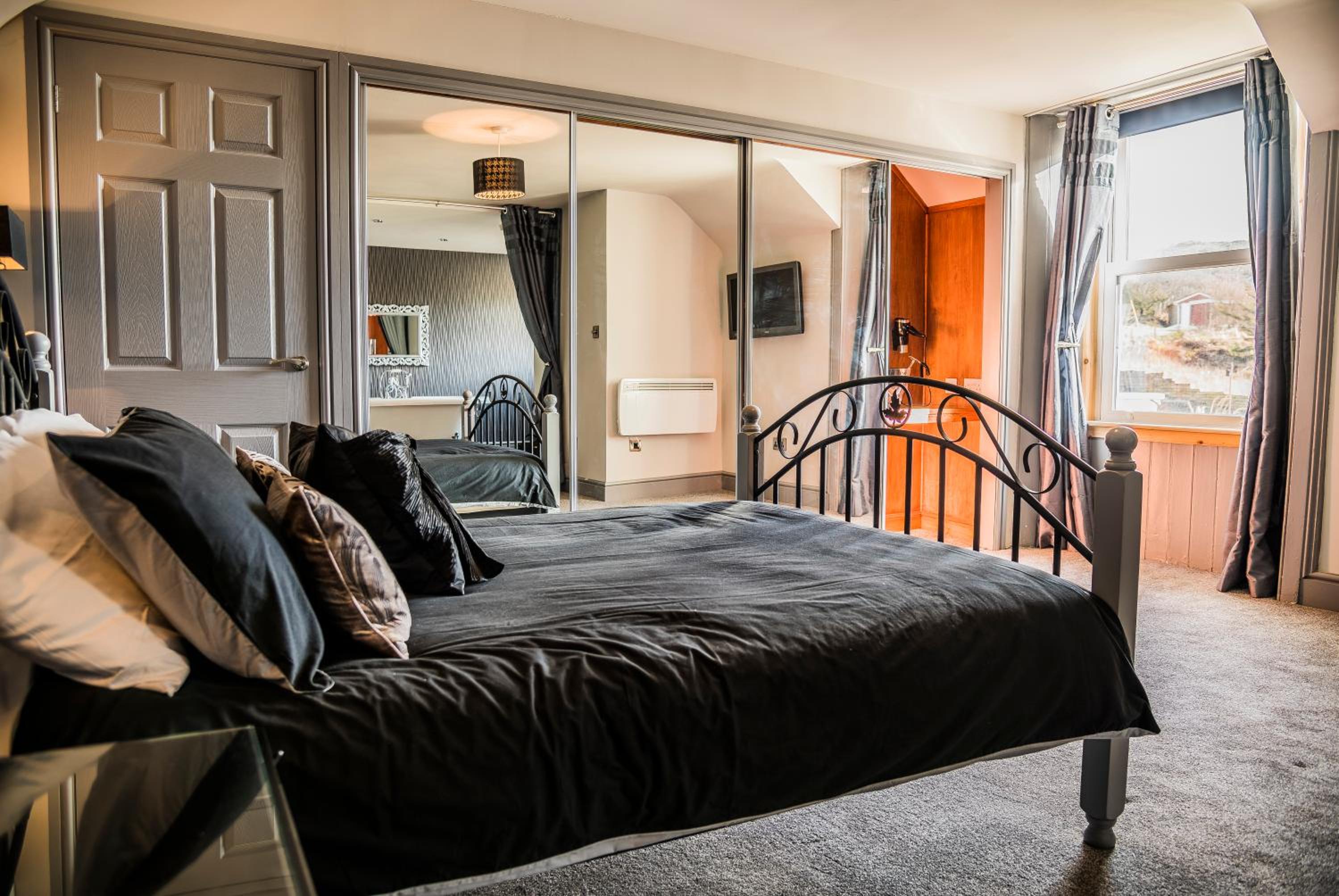 Deluxe Double Room with Side Sea View