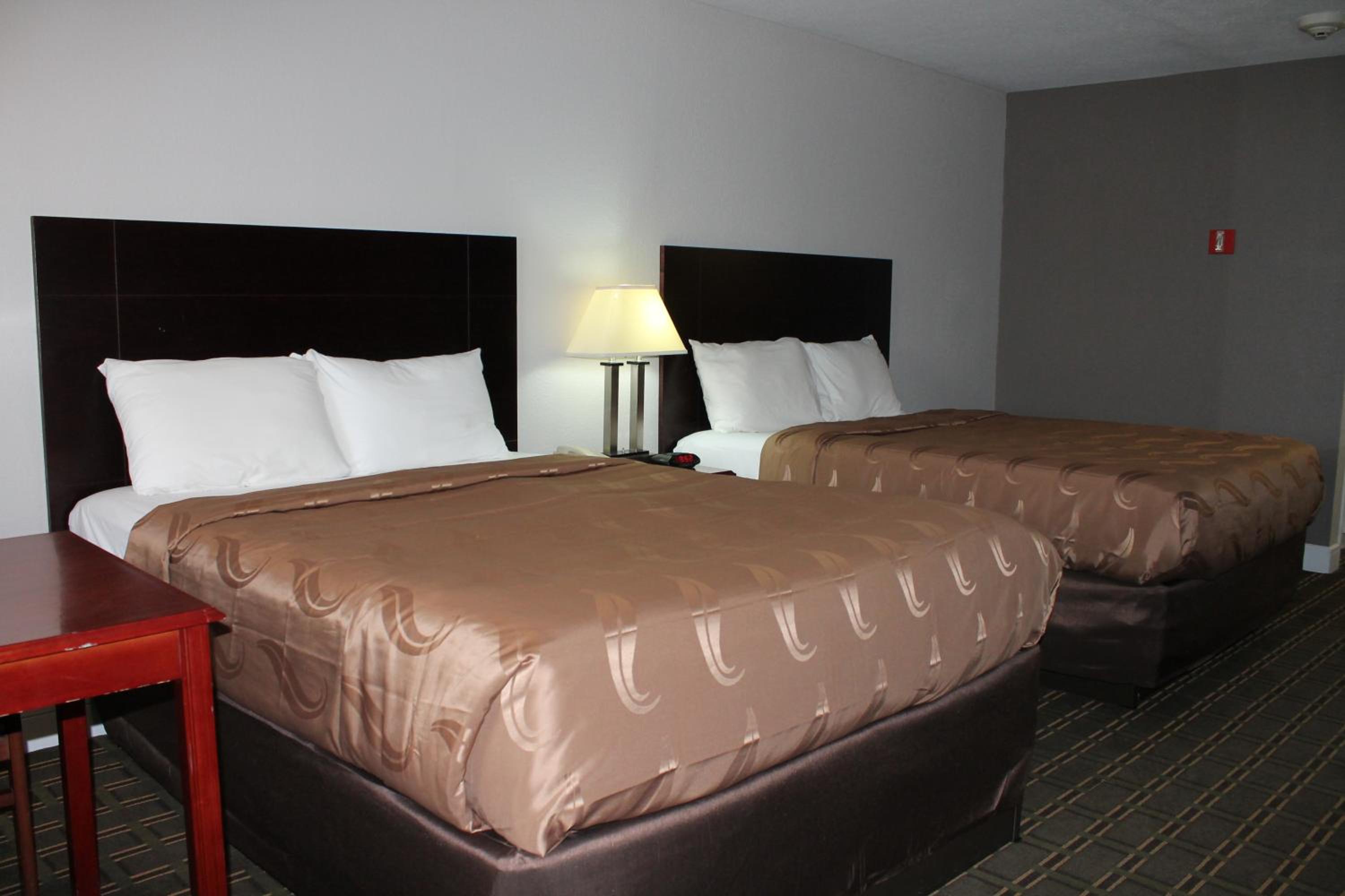 Queen Room with Two Queen Beds - Non-Smoking - Photo 12