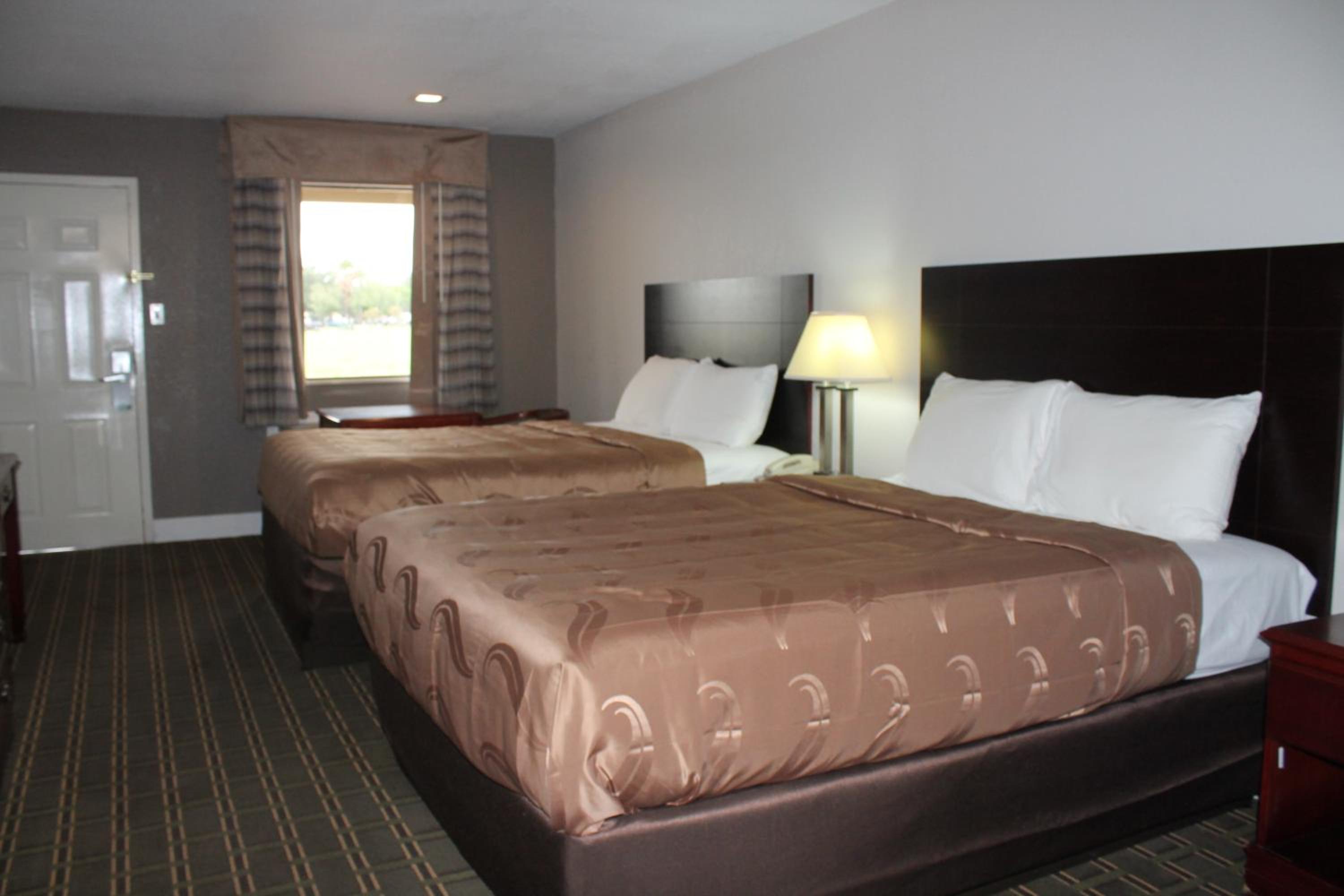 Queen Room with Two Queen Beds - Non-Smoking - Photo 11