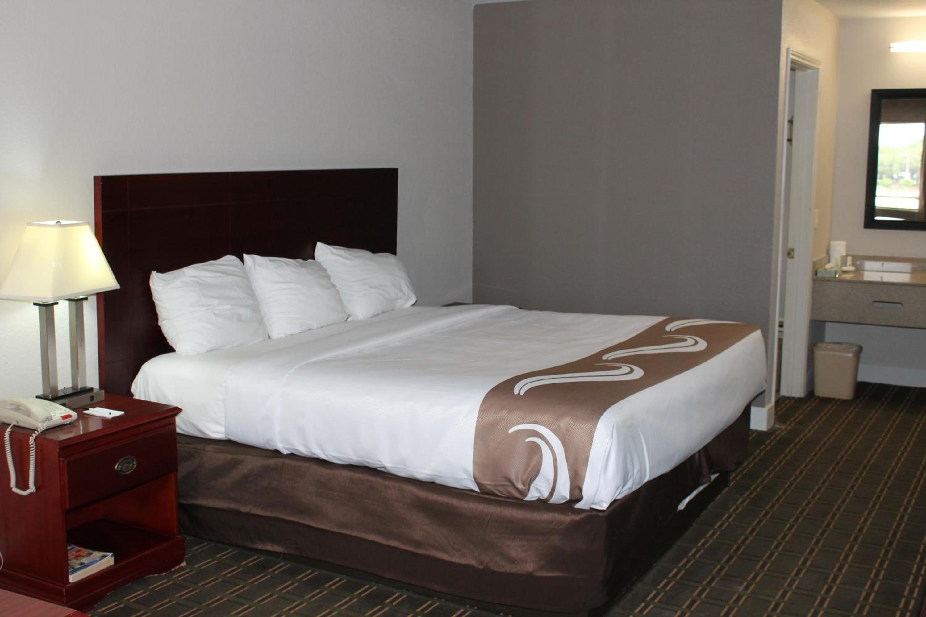 King Room - Non-Smoking - Photo 9