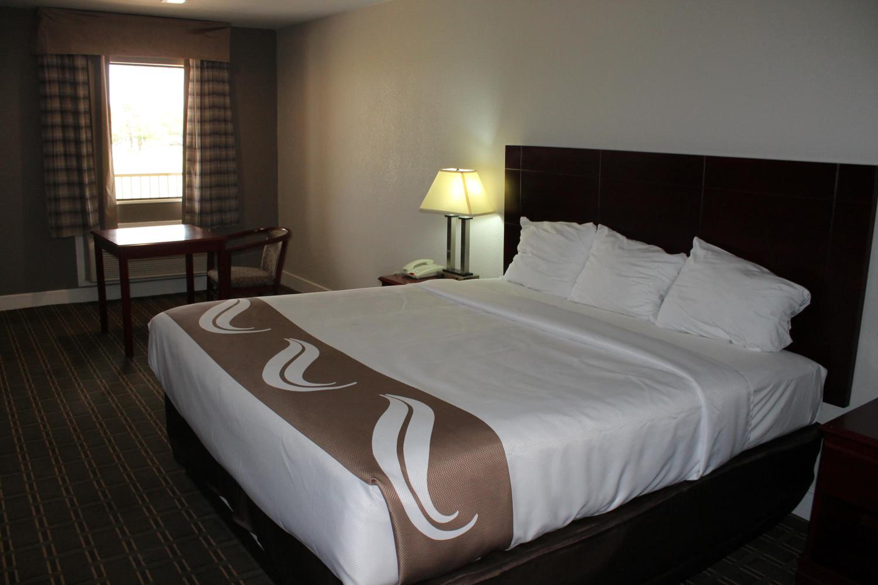 King Room - Non-Smoking - Photo 8
