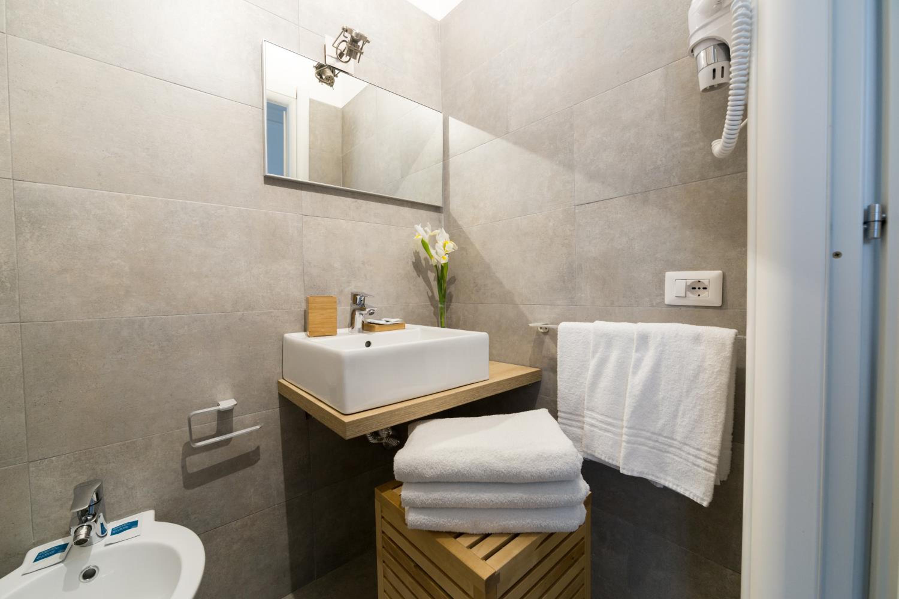 Standard Double Room - Photo 11