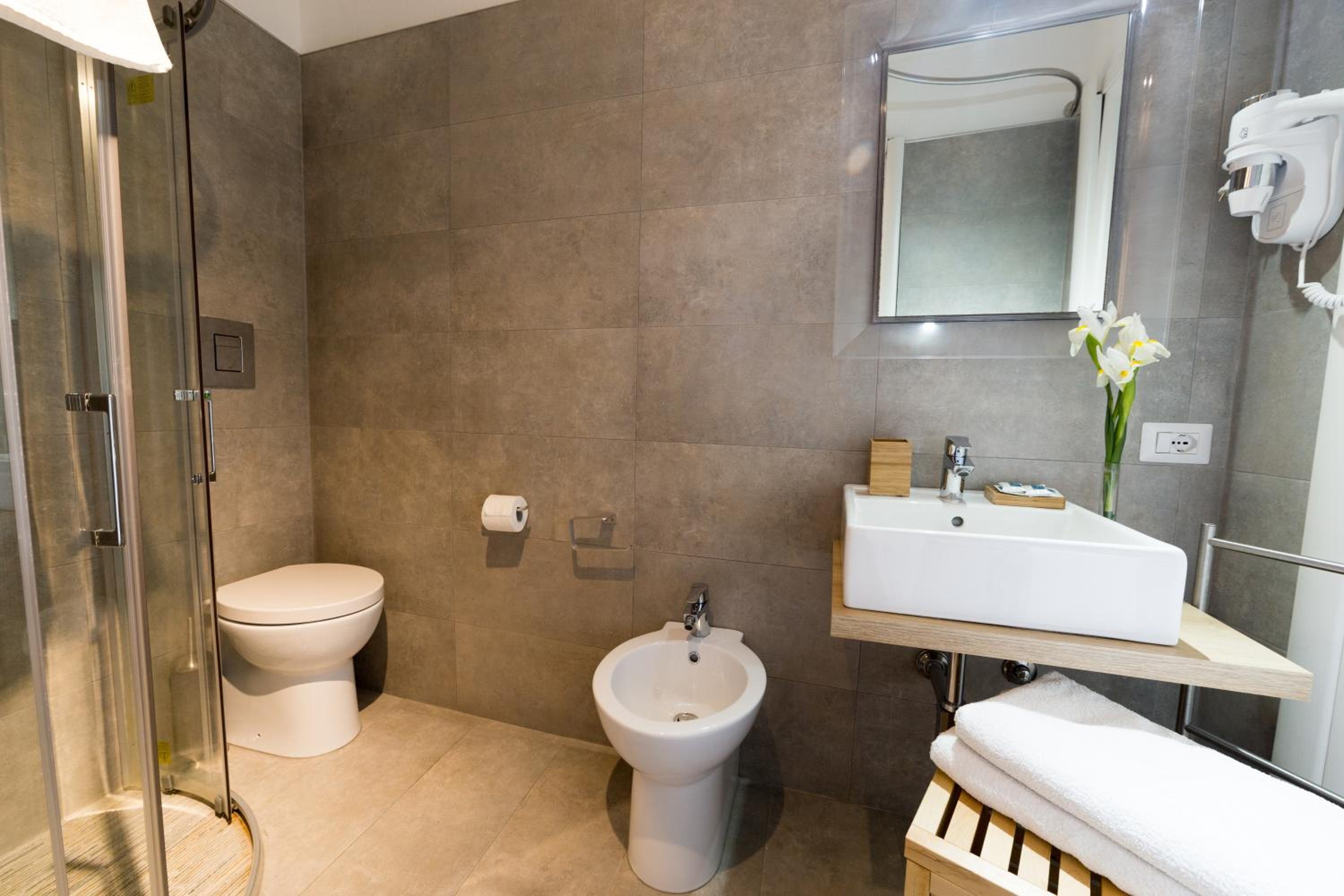 Standard Double Room - Photo 10