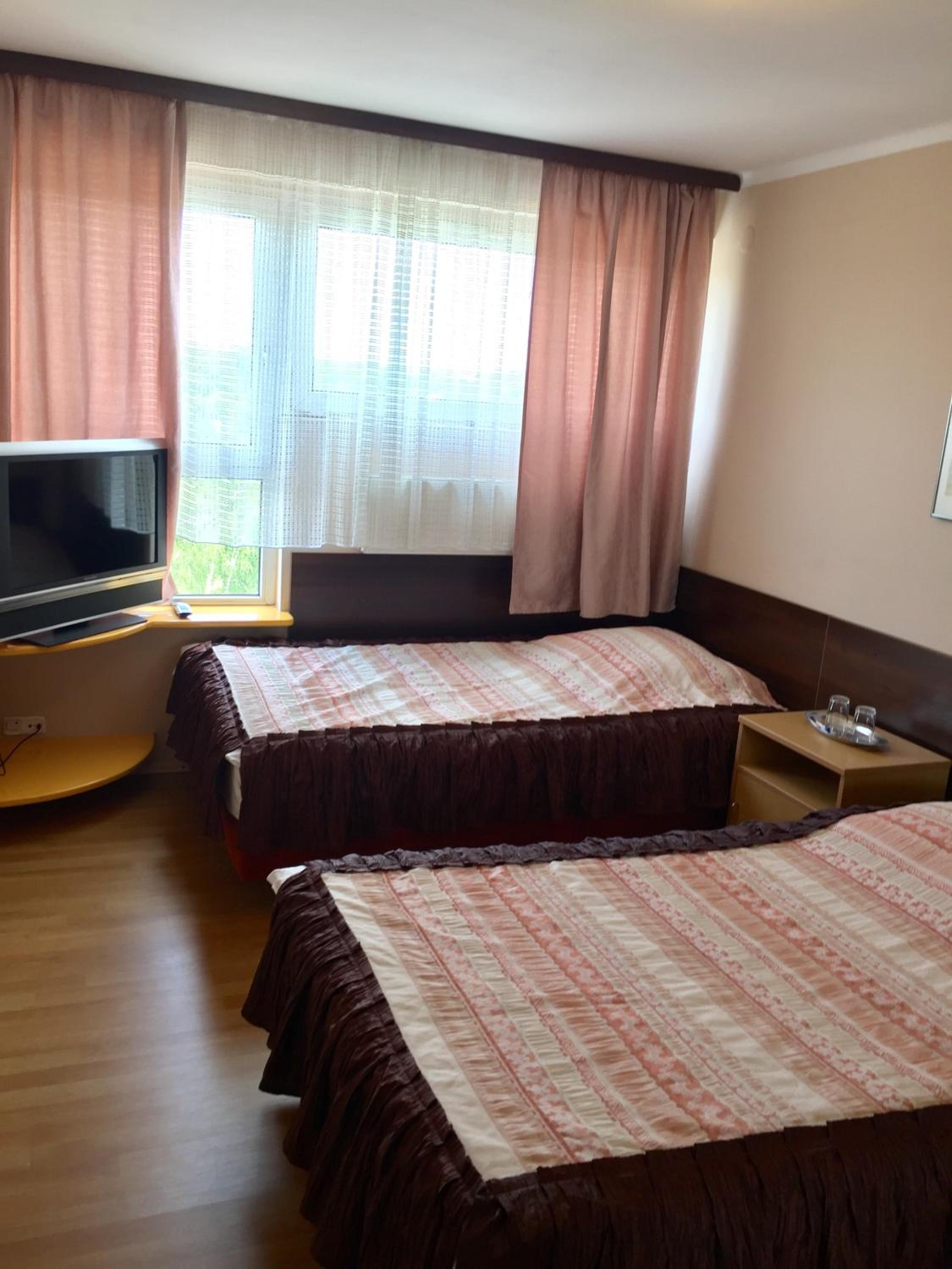 Large Twin Room - Photo 2
