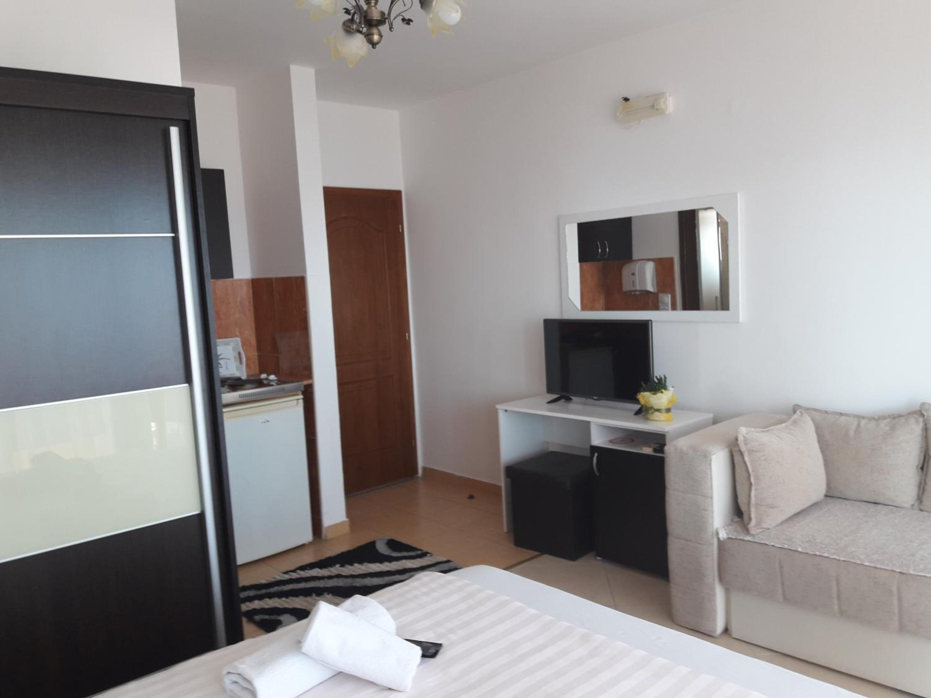 Studio Apartment - Photo 4