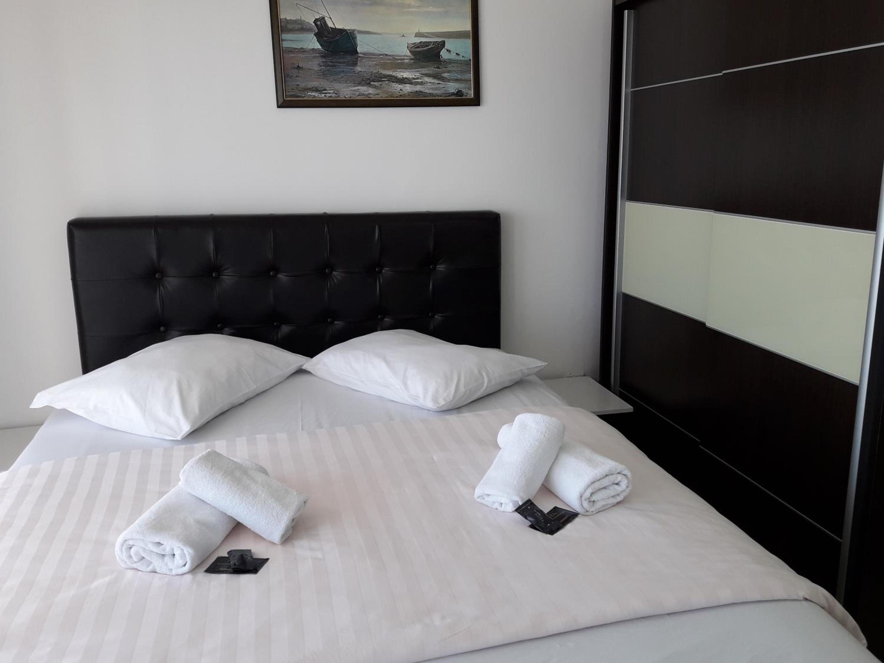 Deluxe One-Bedroom Apartment with Terrace and Sea View - Photo 15