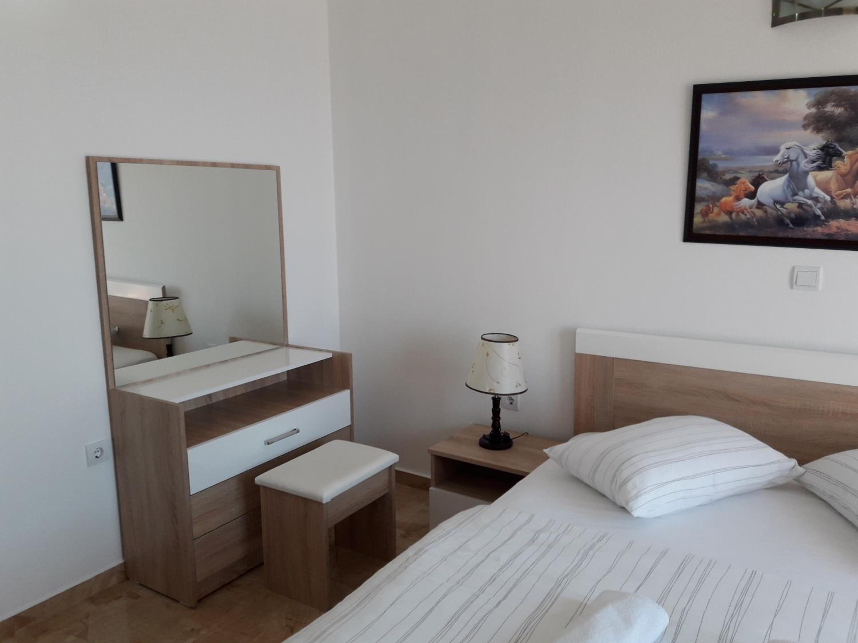 Deluxe One-Bedroom Apartment with Terrace and Sea View - Photo 16