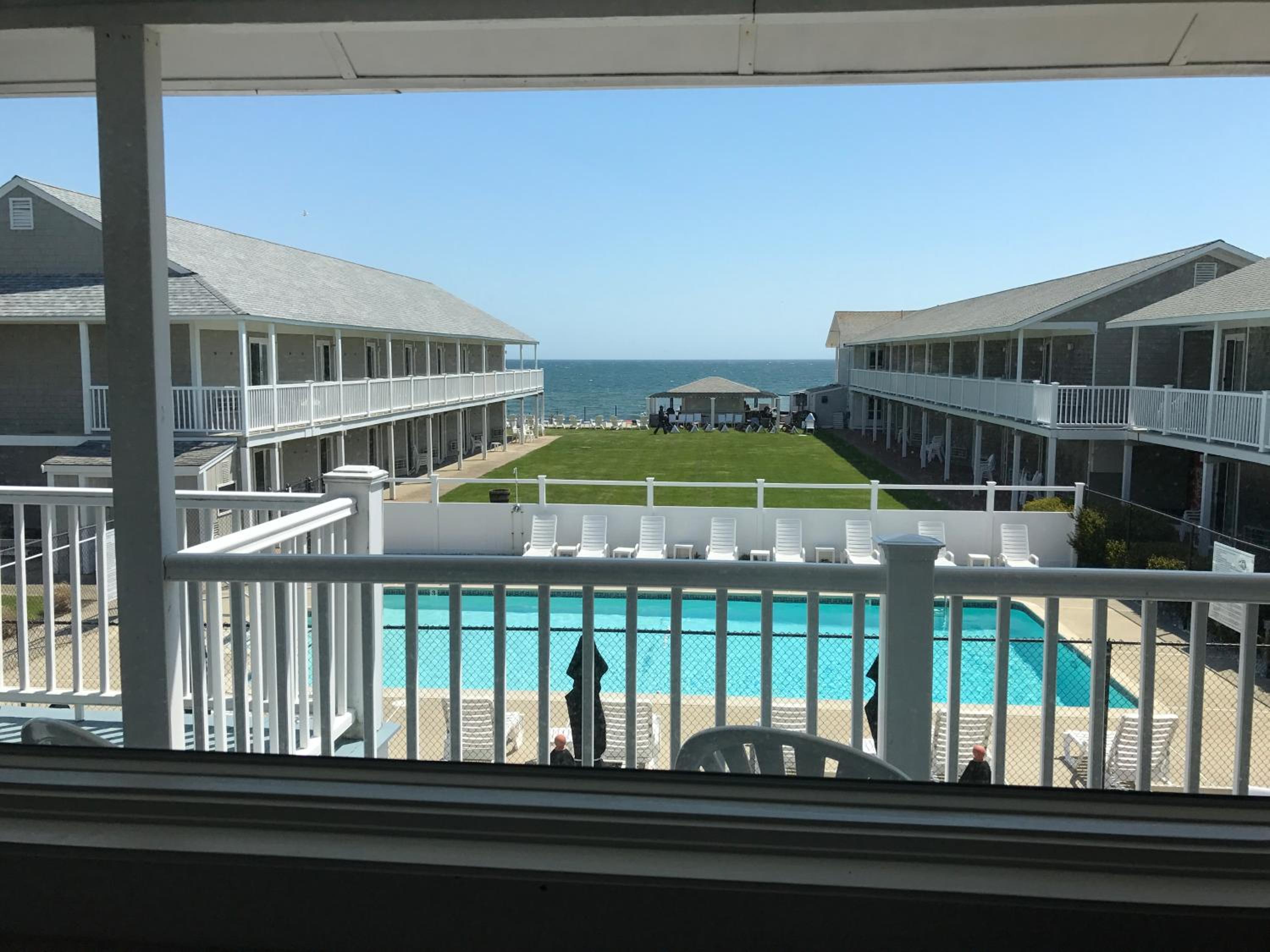 Queen Room with Pool View photo 2