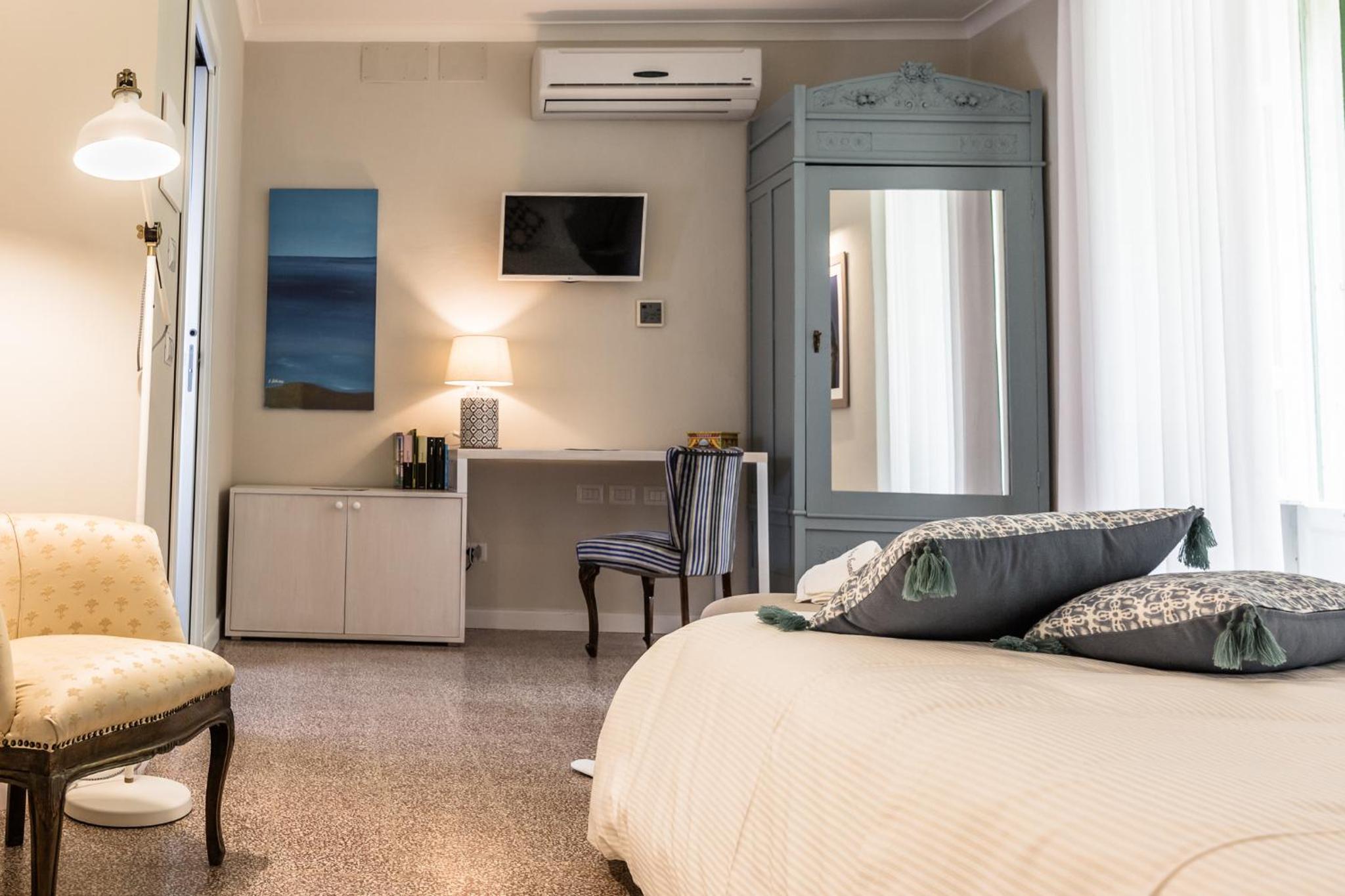 Deluxe Double Room with Shower - Photo 5