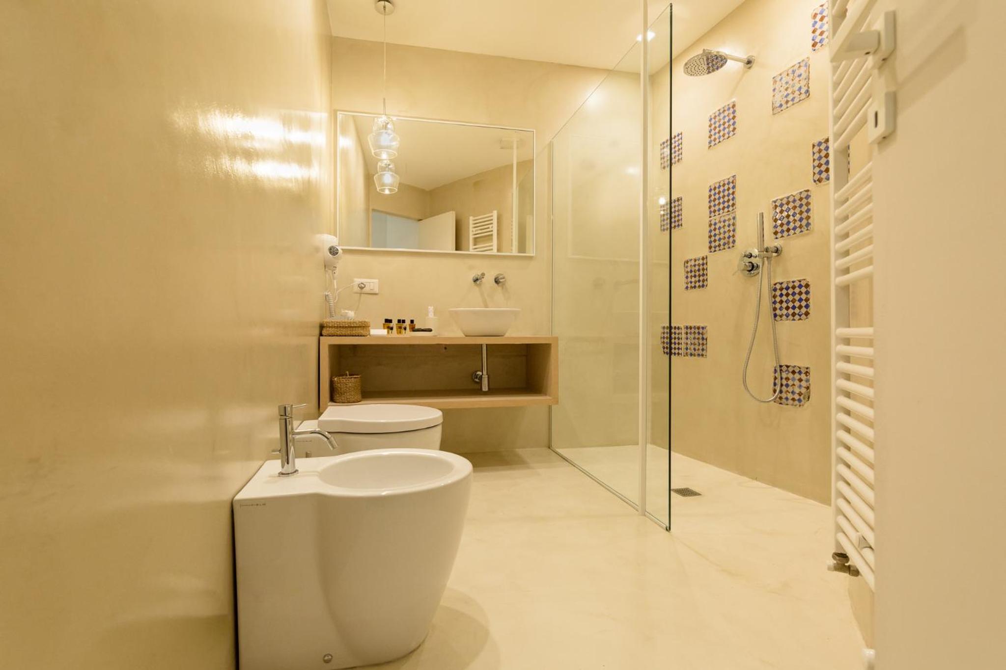 Deluxe Double Room with Shower - Photo 6