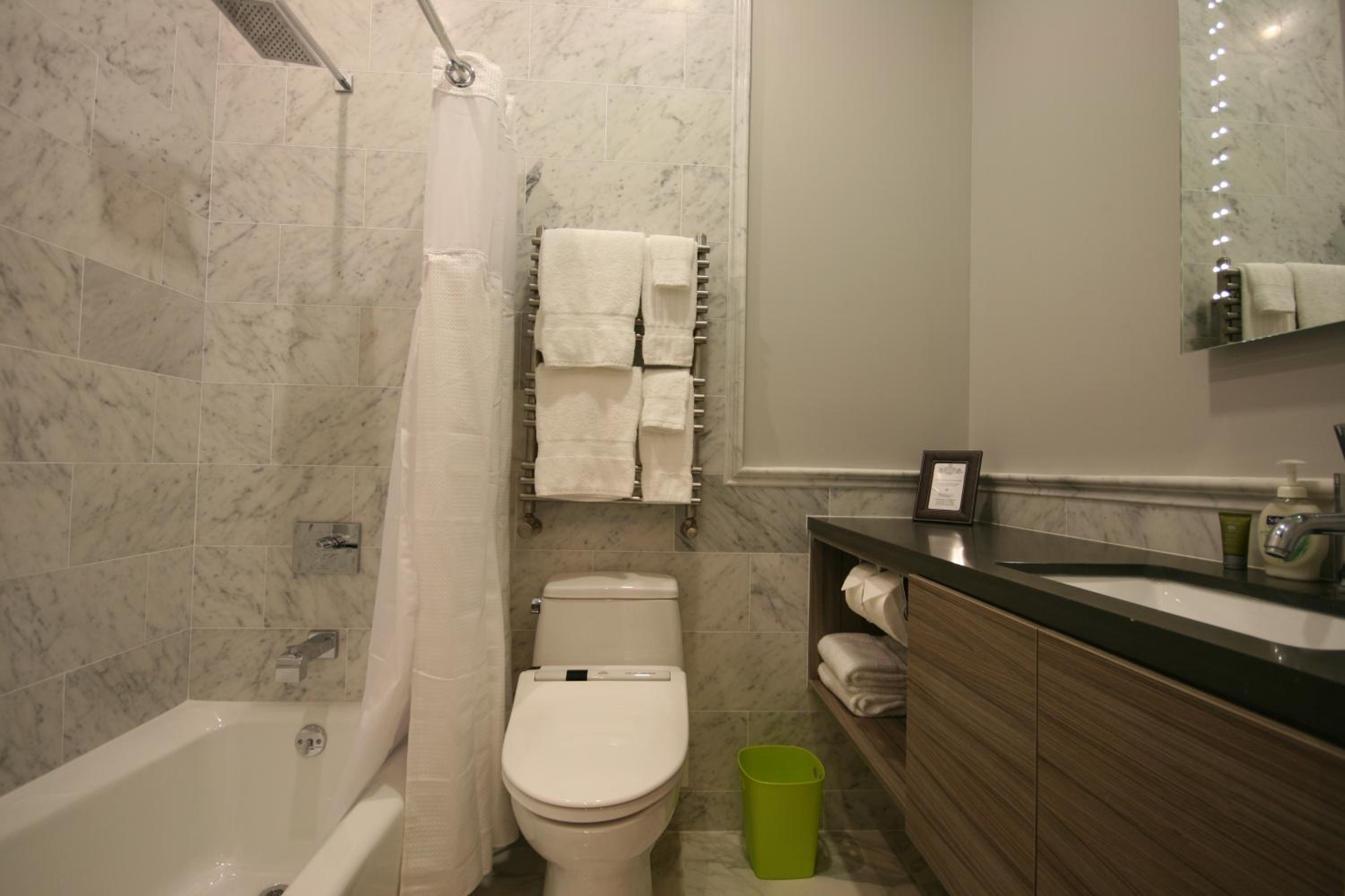 Deluxe King Room - Photo 20