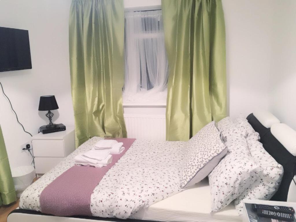 Five-Bedroom House photo 1
