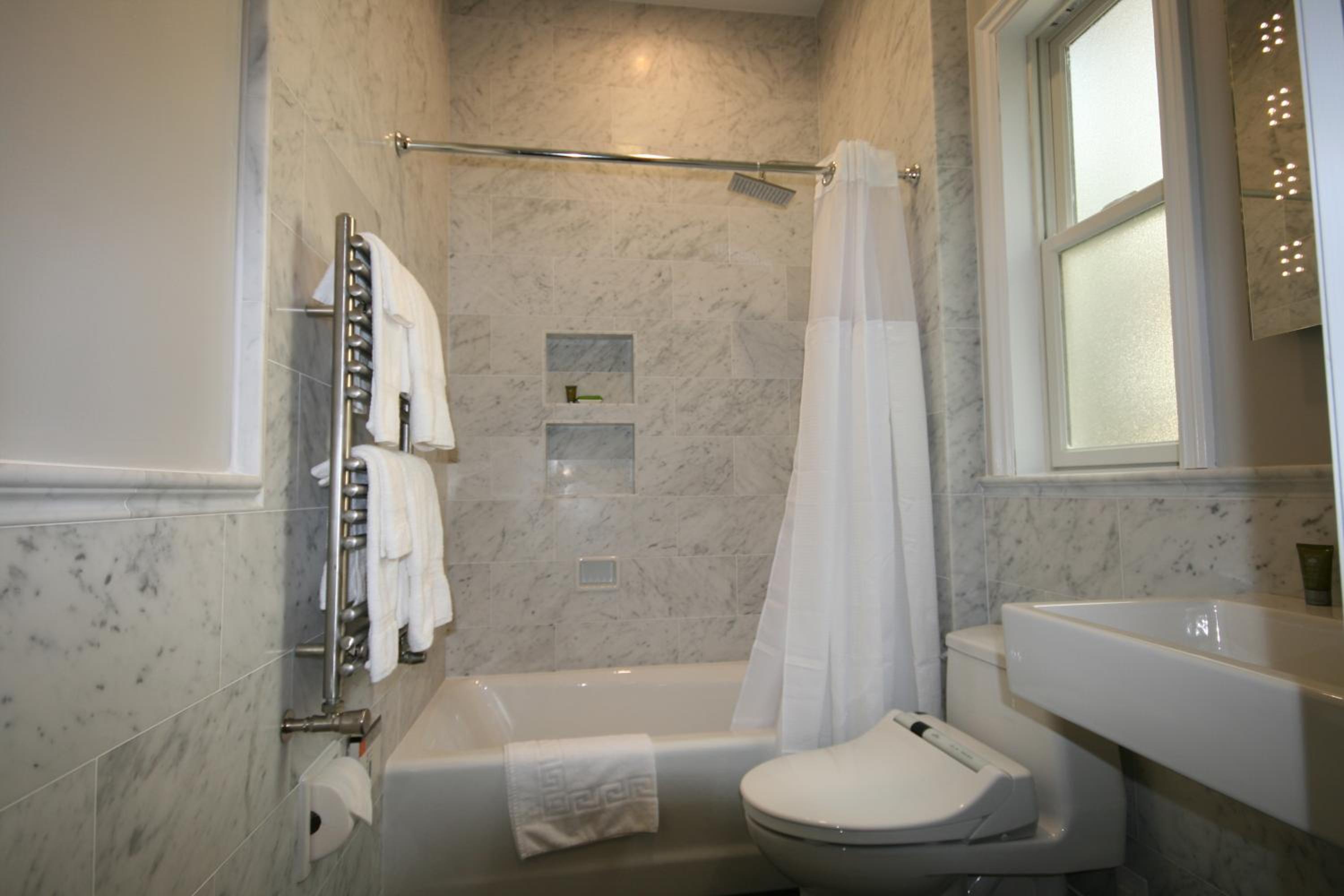 Deluxe King Room - Photo 2