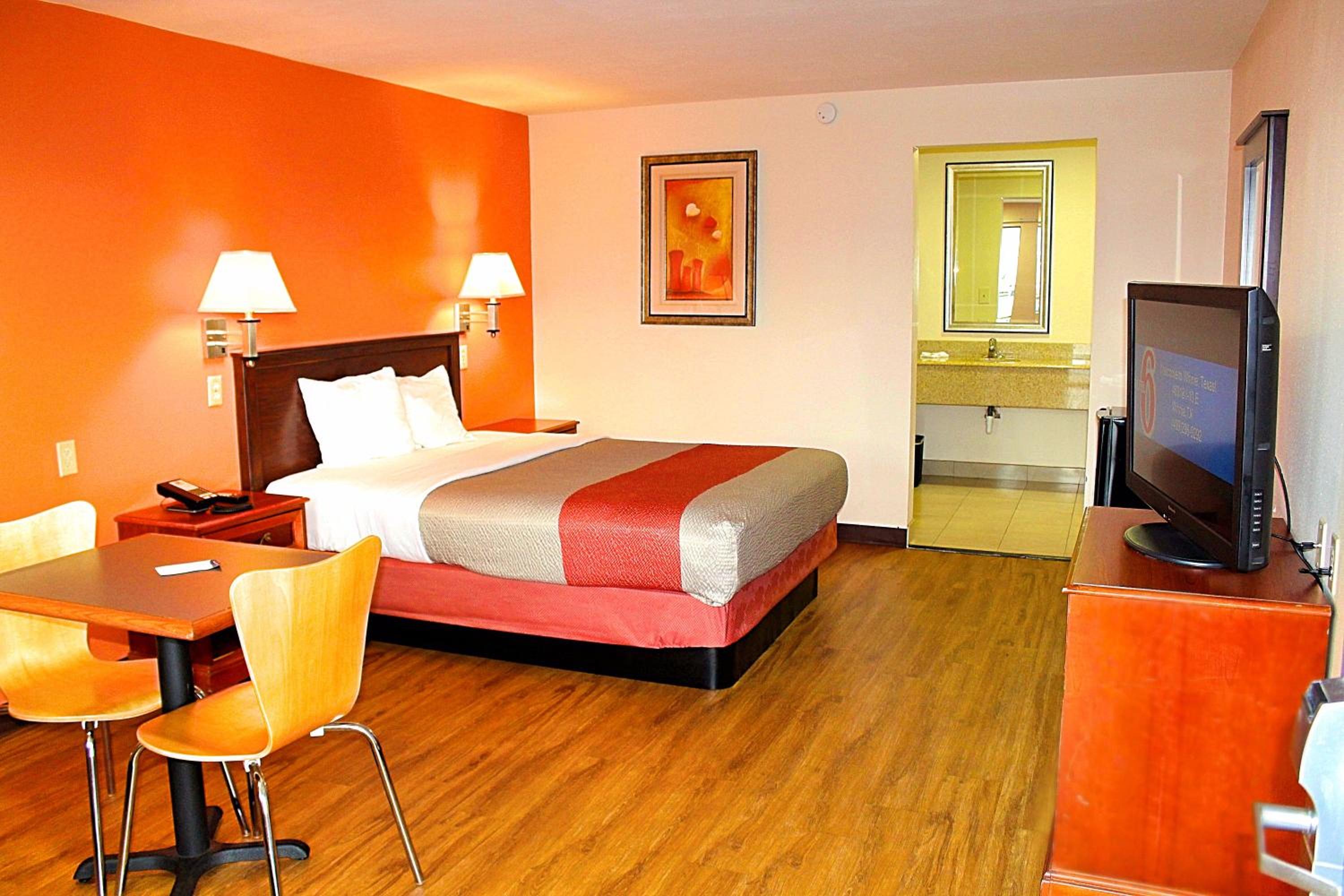 Deluxe King Room - Non-Smoking