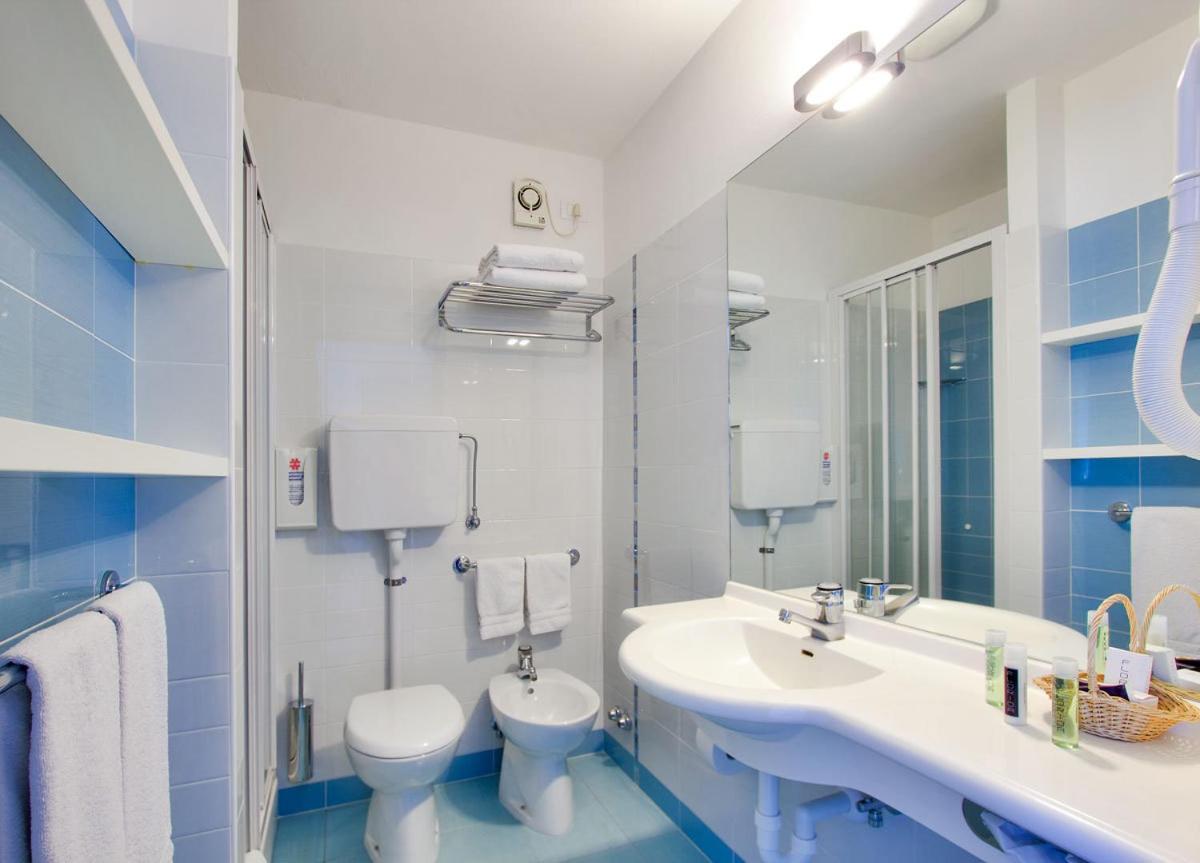 Double or Twin Room with Beach Access photo 3