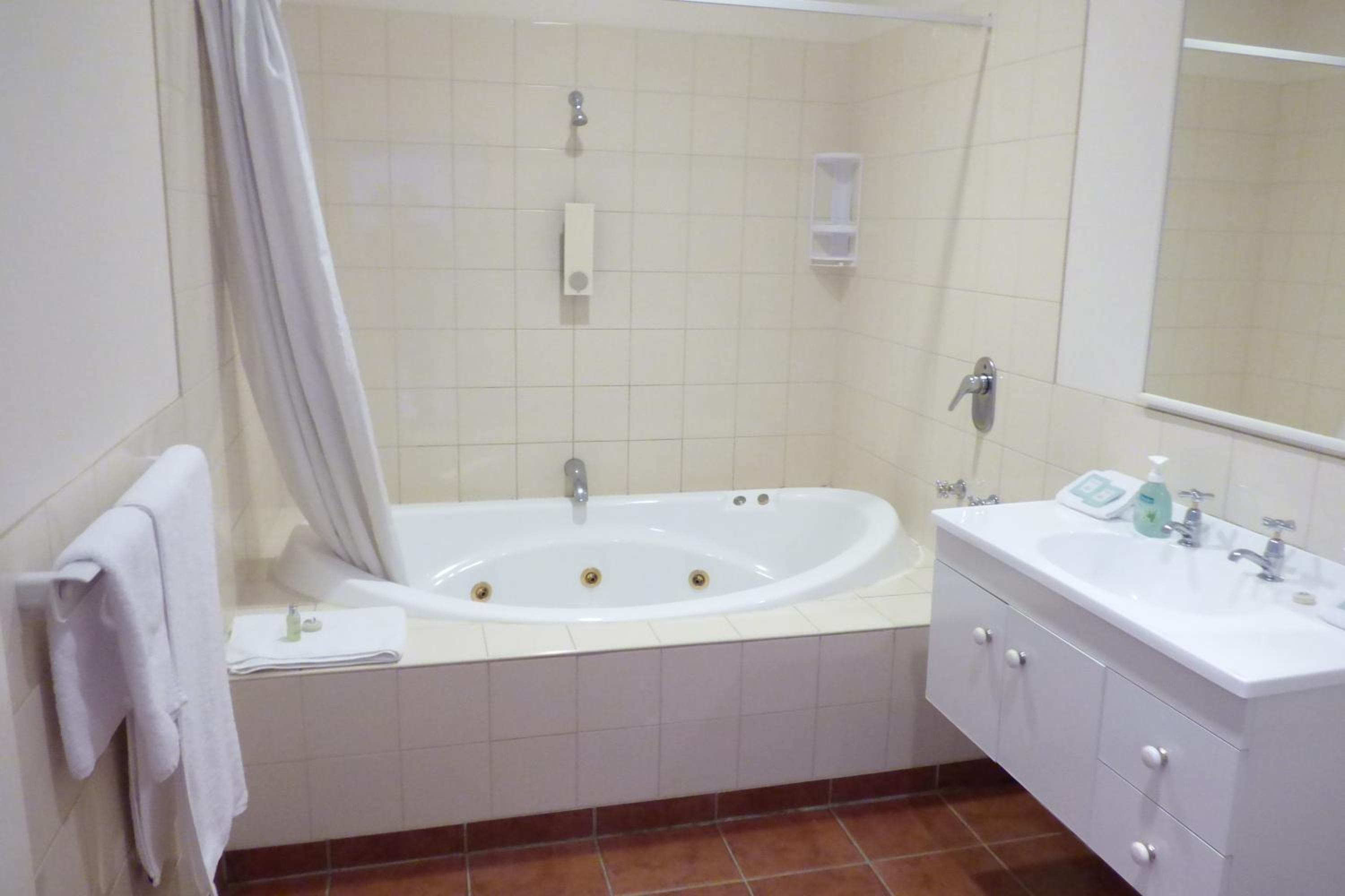 Two-Bedroom Apartment with Spa Bath - Photo 3