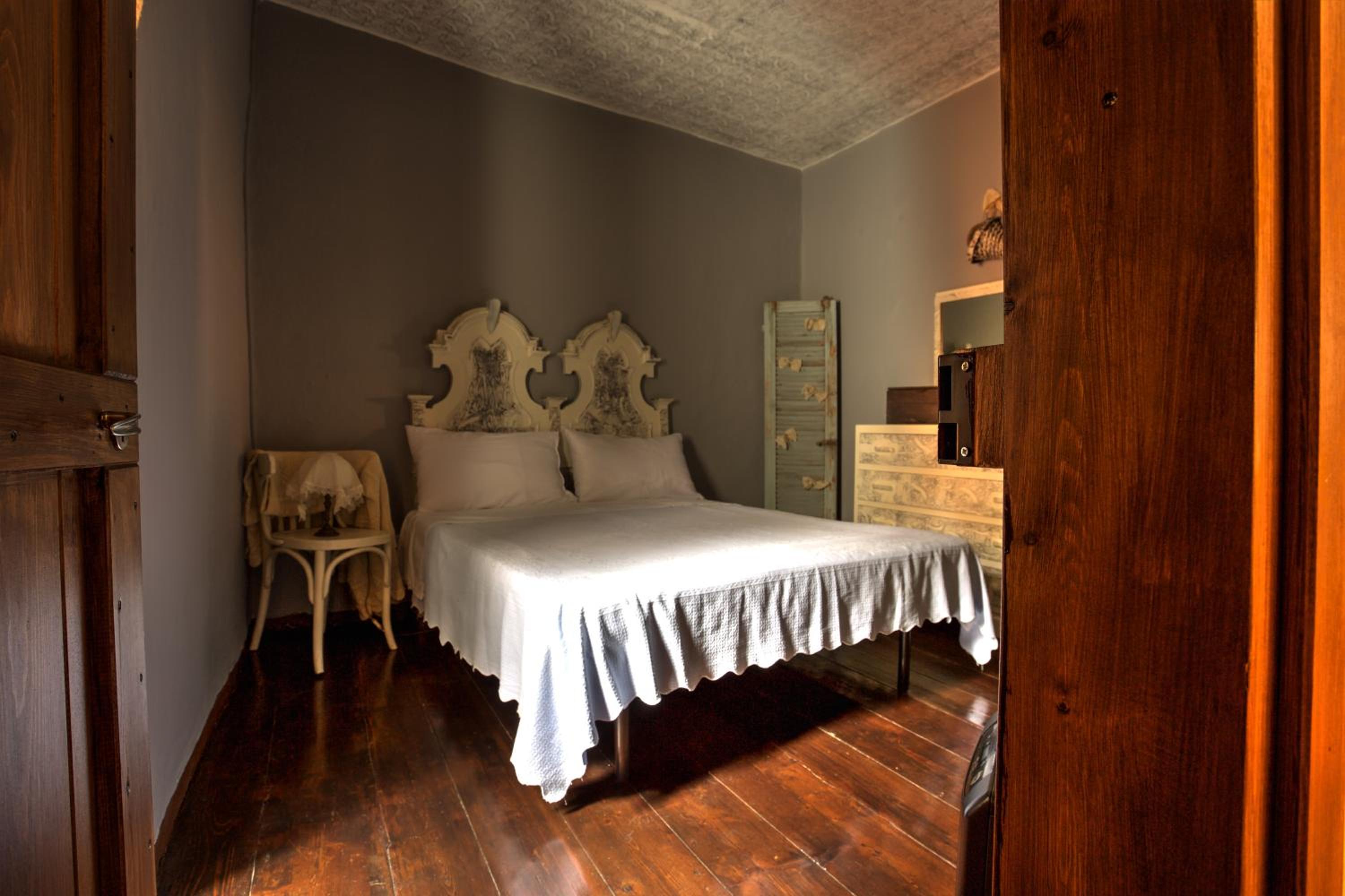 Standard Double Room With Shared Bathroom - Mountain View