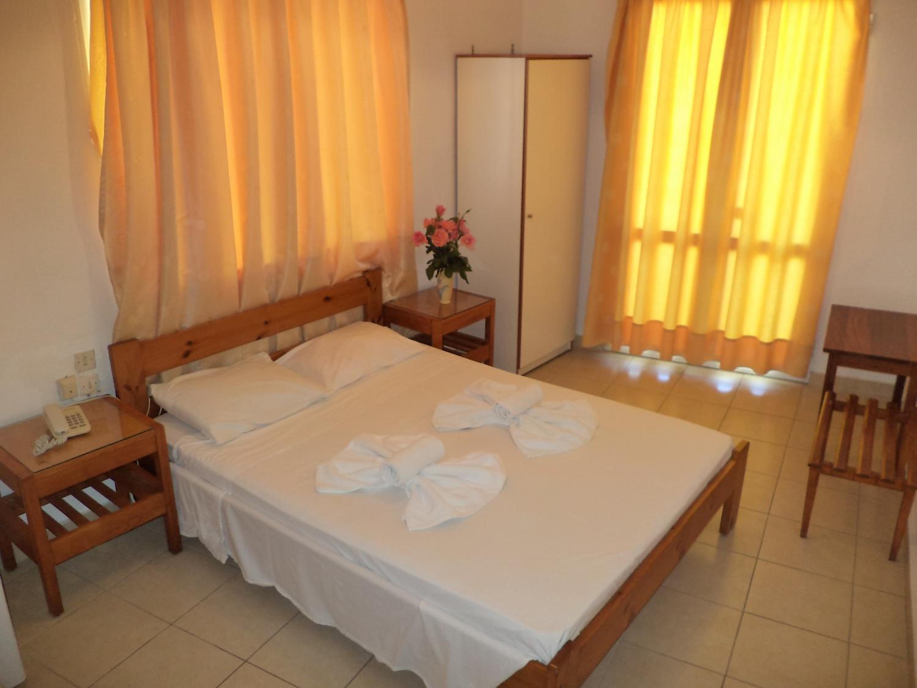 Double or Twin Room - Photo 8