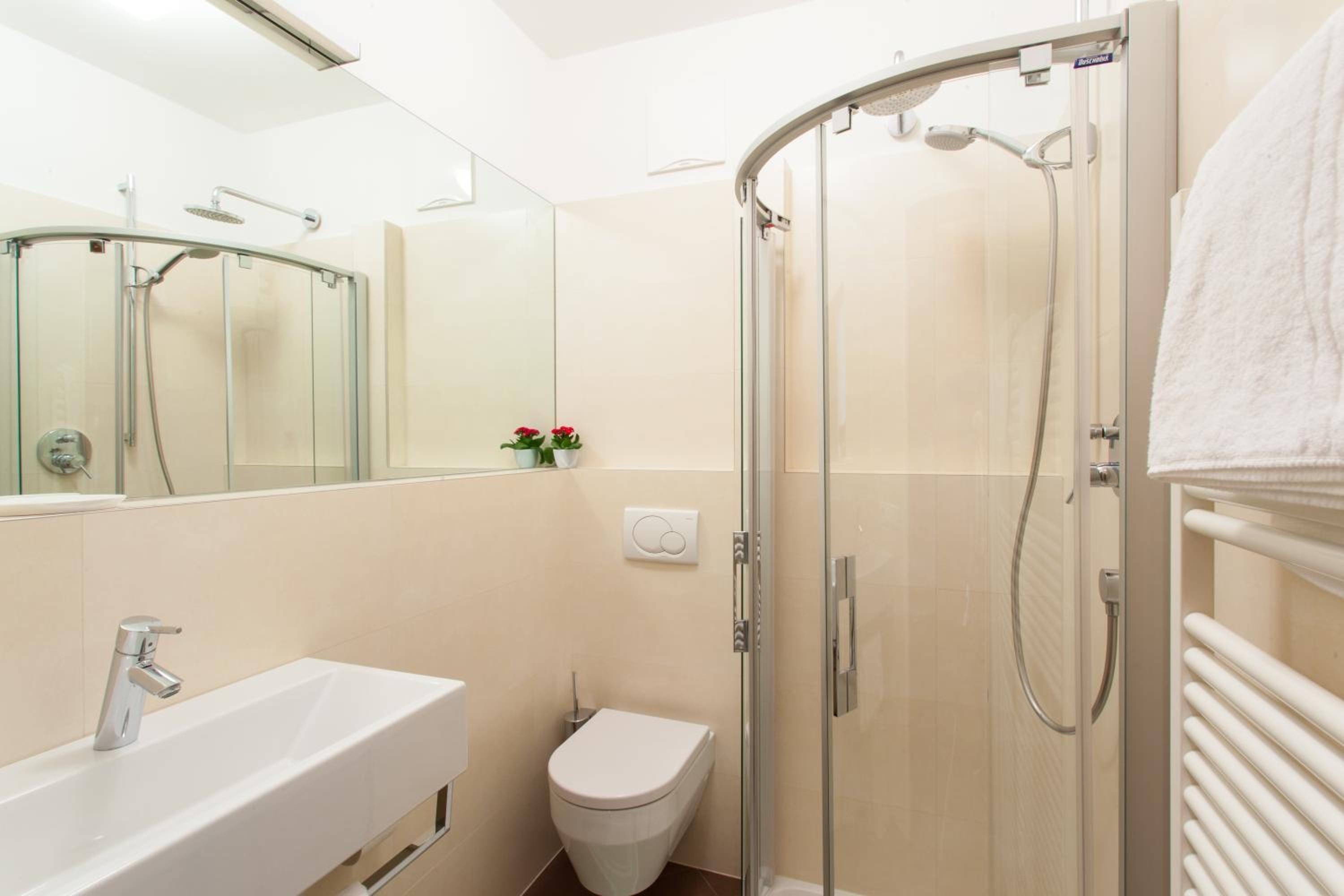Double Room with Balcony - Photo 3