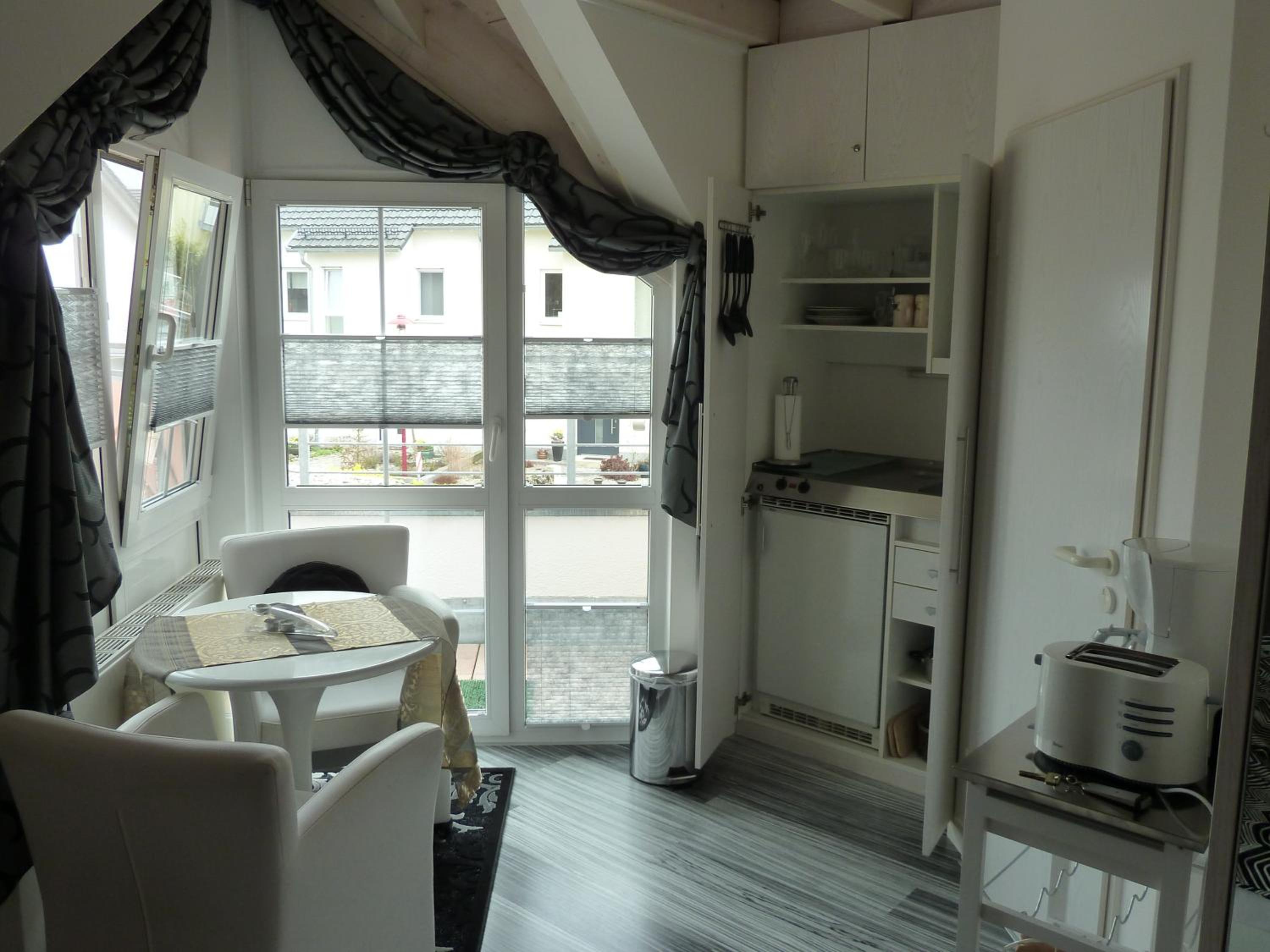Apartment 4 photo 3