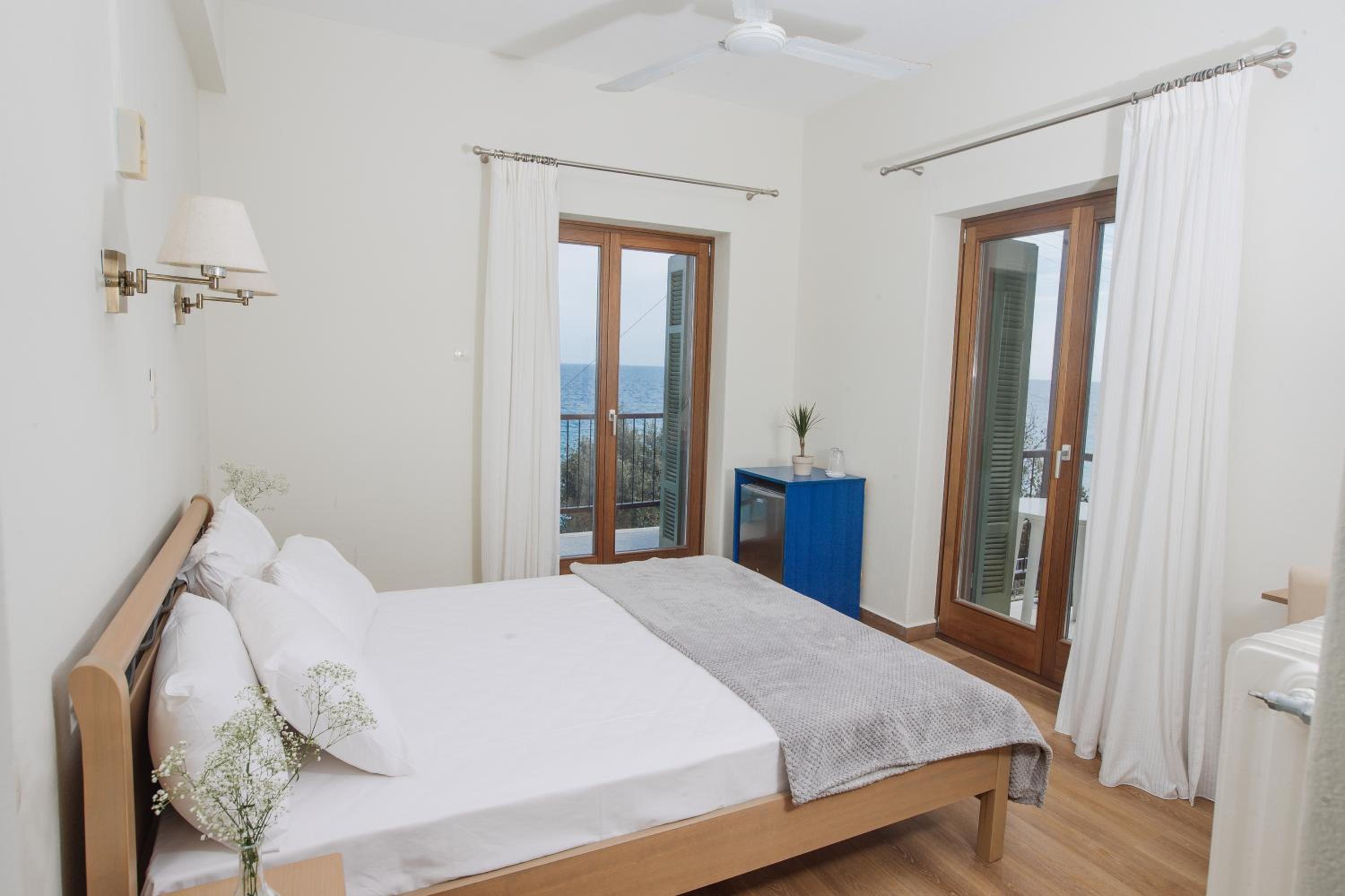 Double Room with Sea View - Photo 3