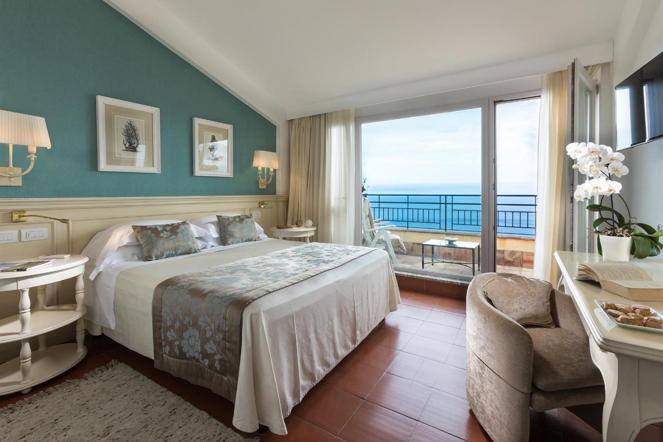 Double or Twin Room with Balcony and Sea View - Photo 6