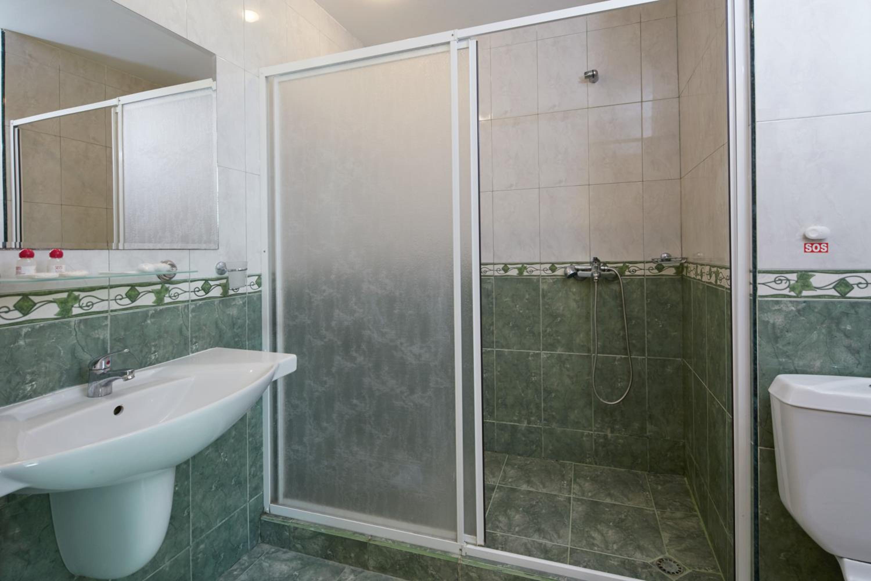 Twin Room with Balcony (2 Adults + 1 Child) - Photo 3