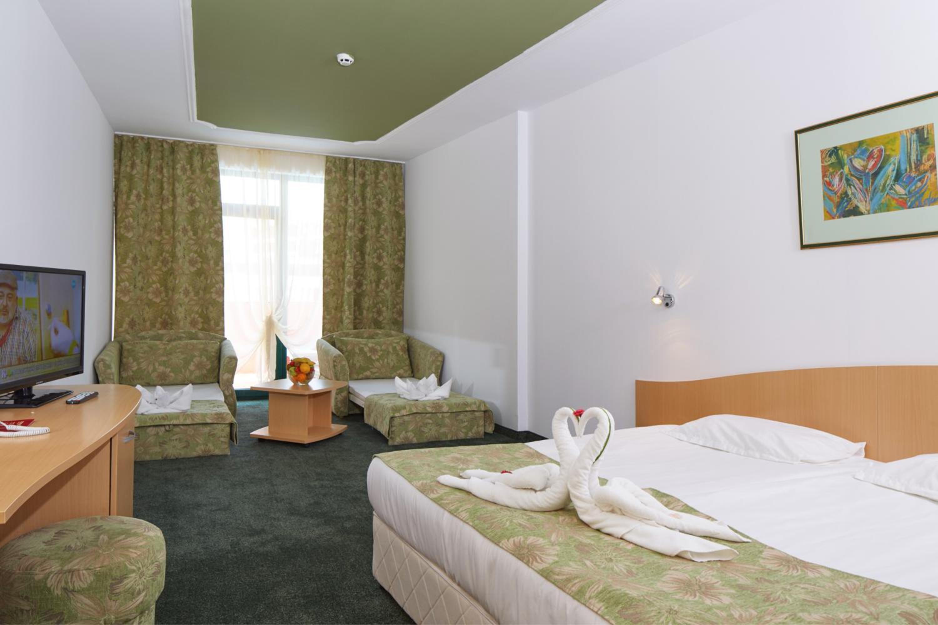 Family Room with Balcony (2 Adults + 2 Children) - Photo 2