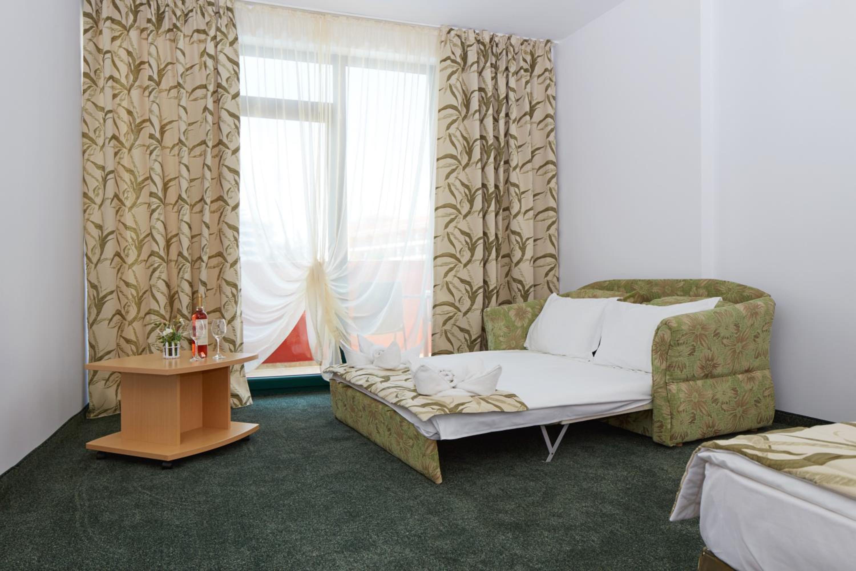 Family Room with Balcony (2 Adults + 2 Children) - Photo 5