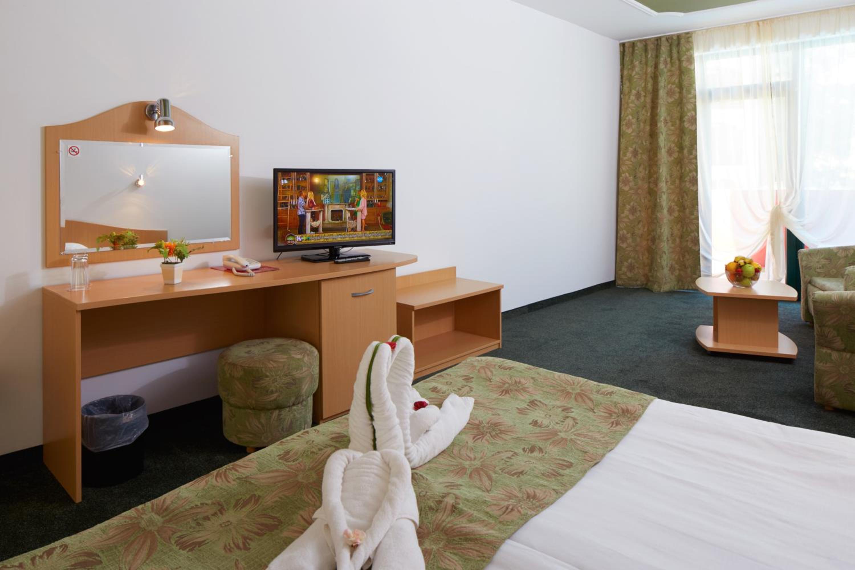 Family Room with Balcony (2 Adults + 2 Children) - Photo 3