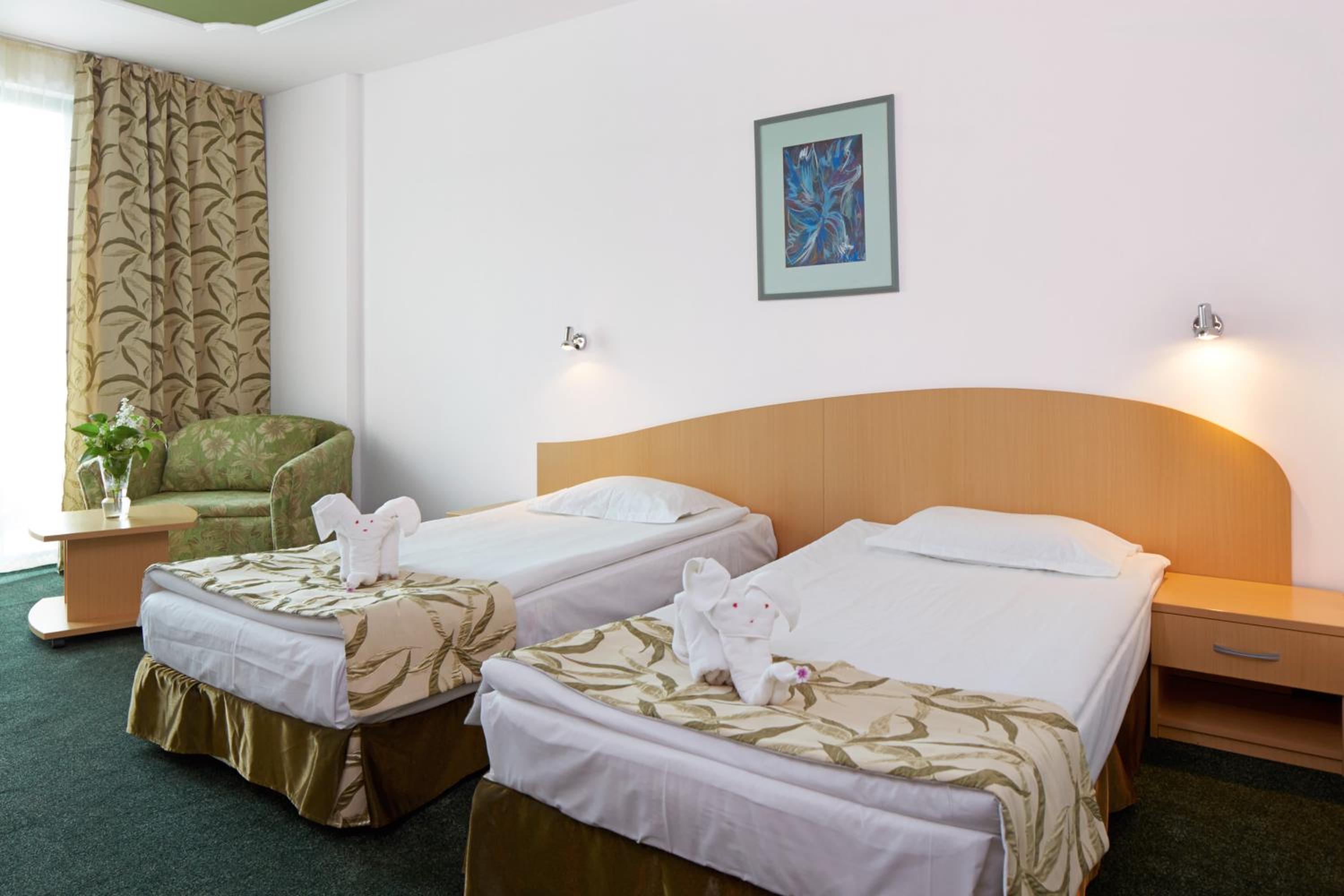 Twin Room with Balcony (2 Adults + 1 Child) - Photo 5