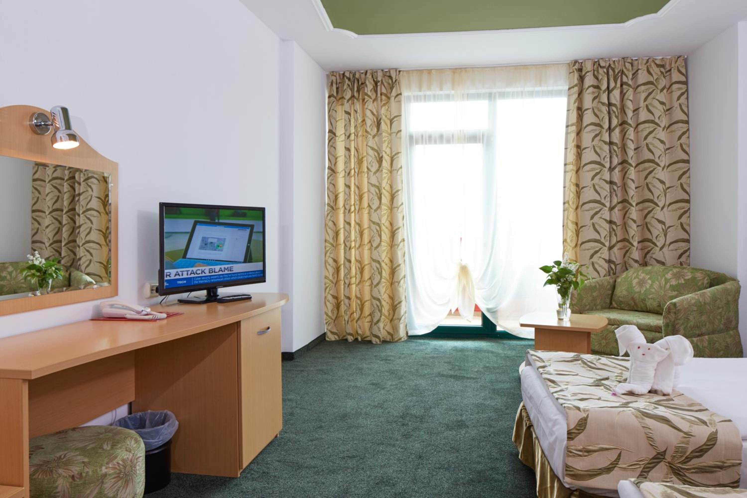Twin Room with Balcony (2 Adults + 1 Child) - Photo 4