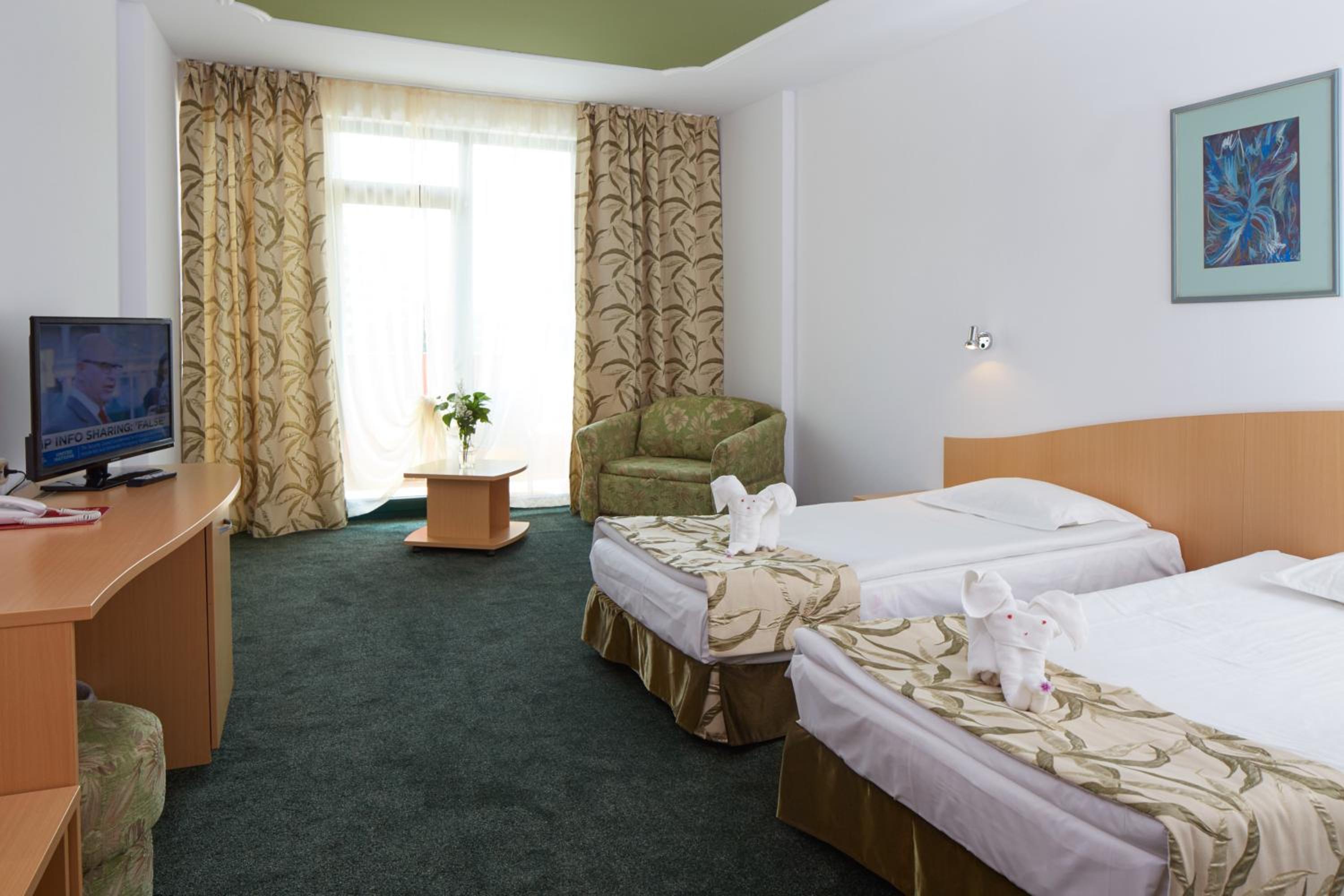 Twin Room with Balcony (2 Adults + 1 Child) - Photo 6