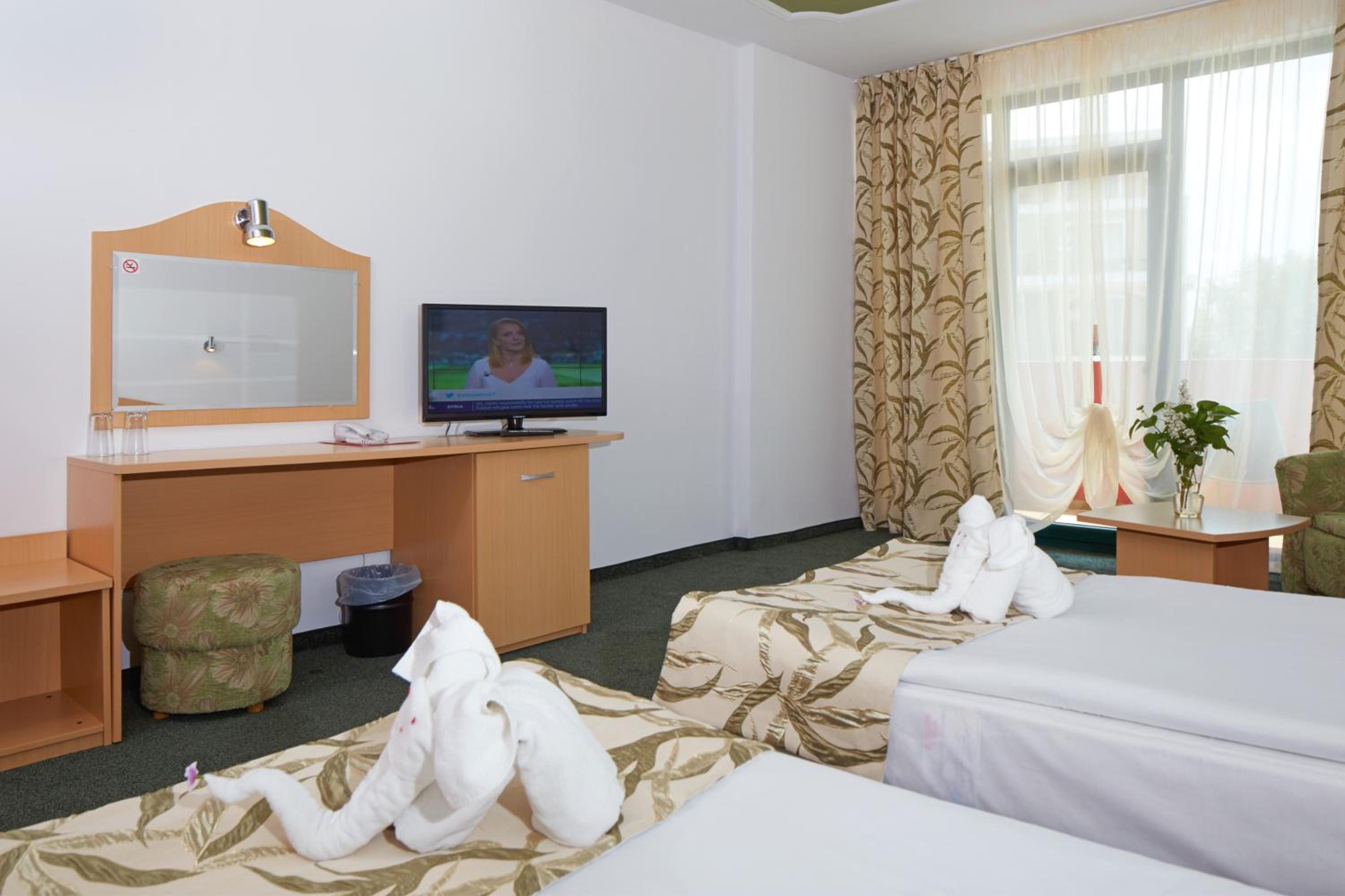 Twin Room with Balcony (2 Adults + 1 Child) - Photo 2