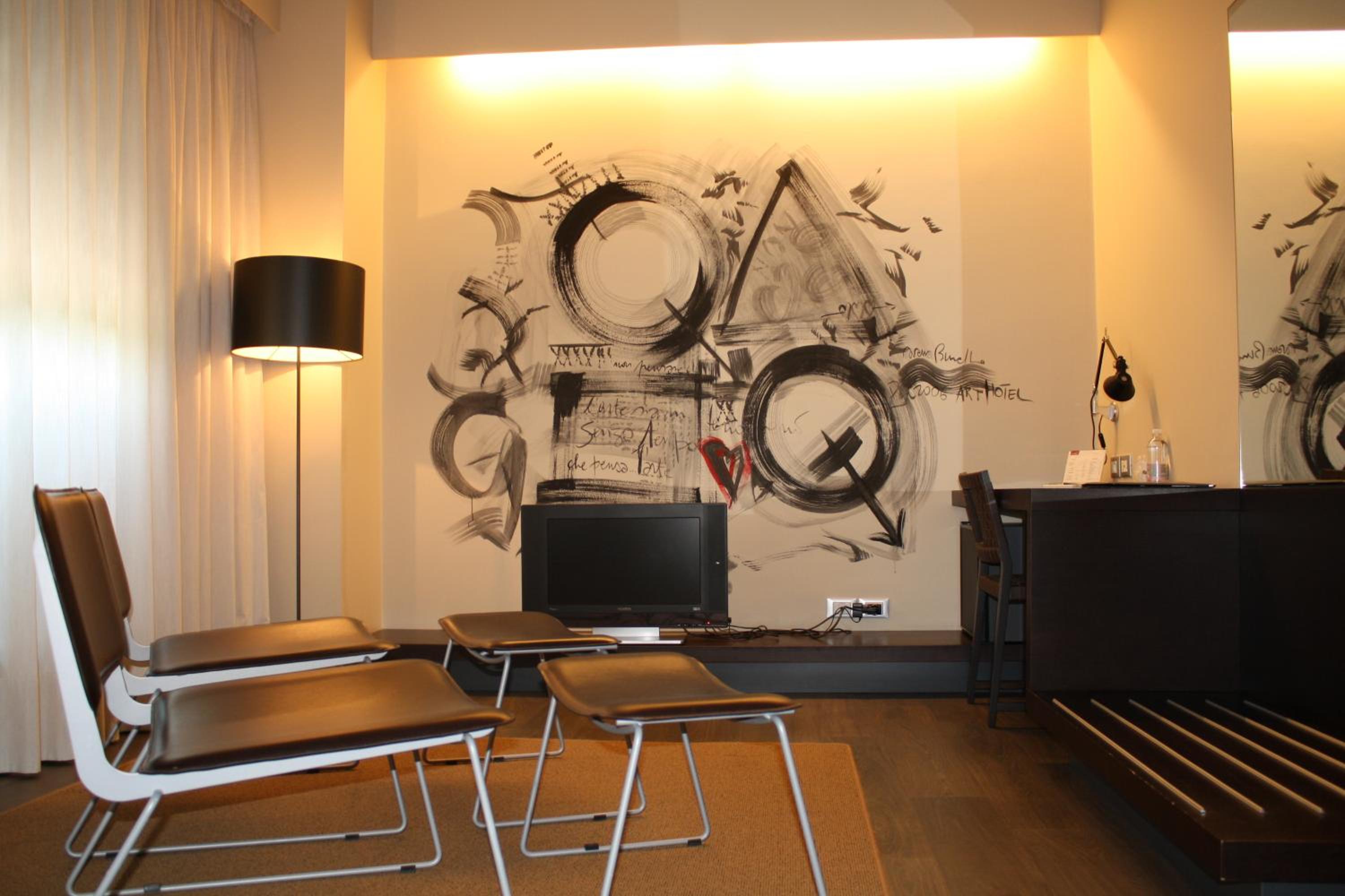 Suite - Photo 1