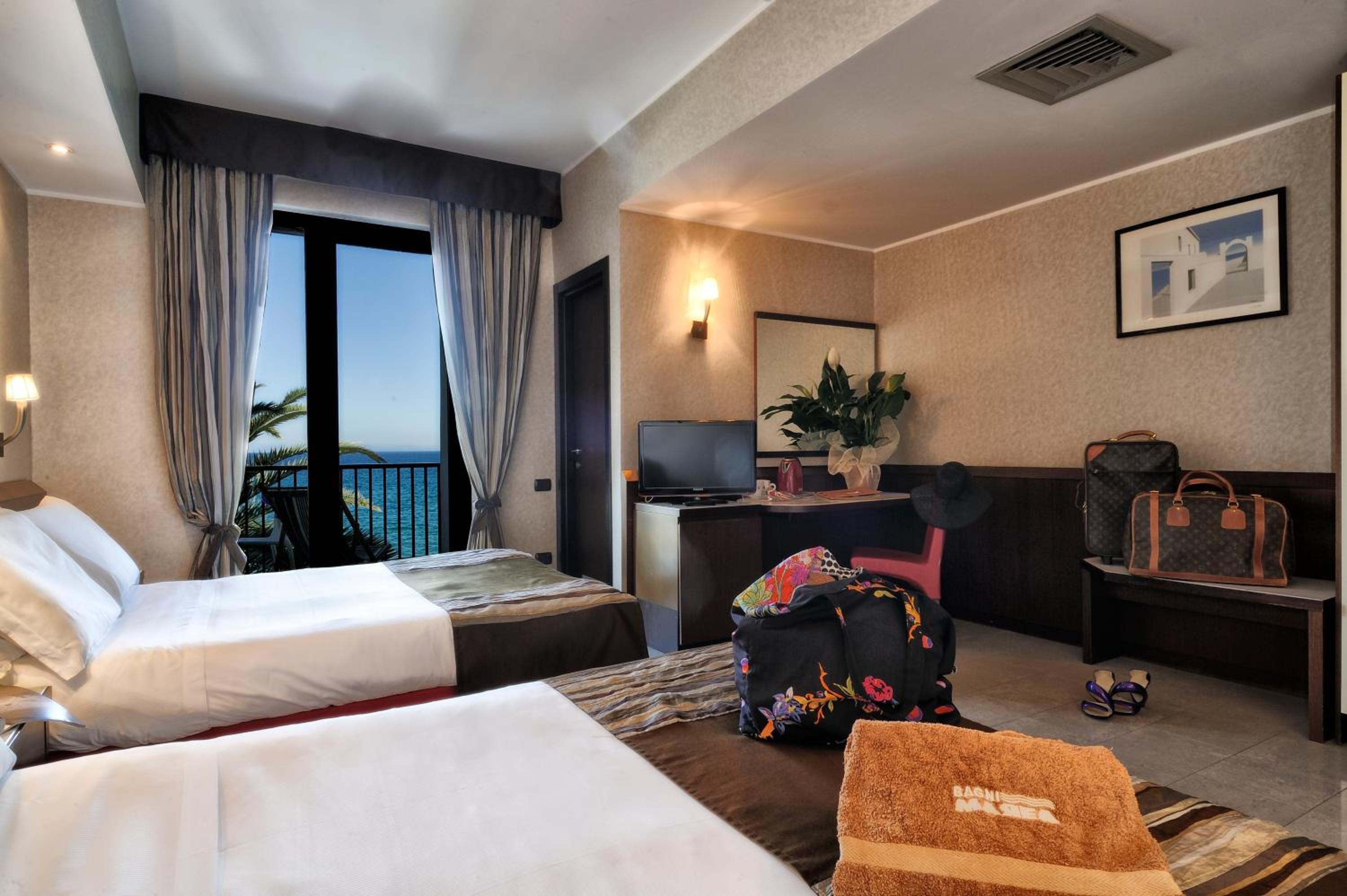 Comfort Triple Room with Sea View