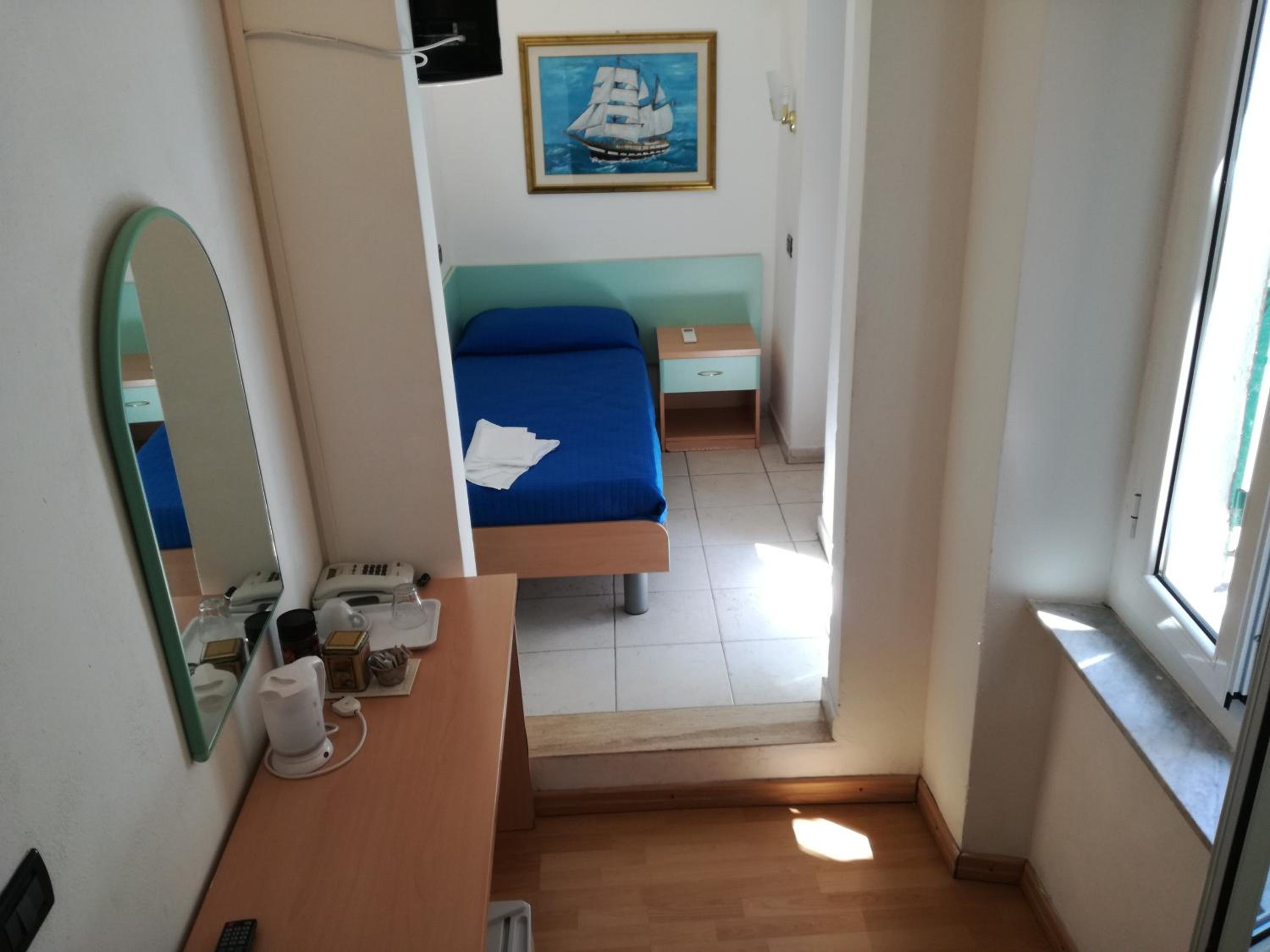 Single Room photo 3