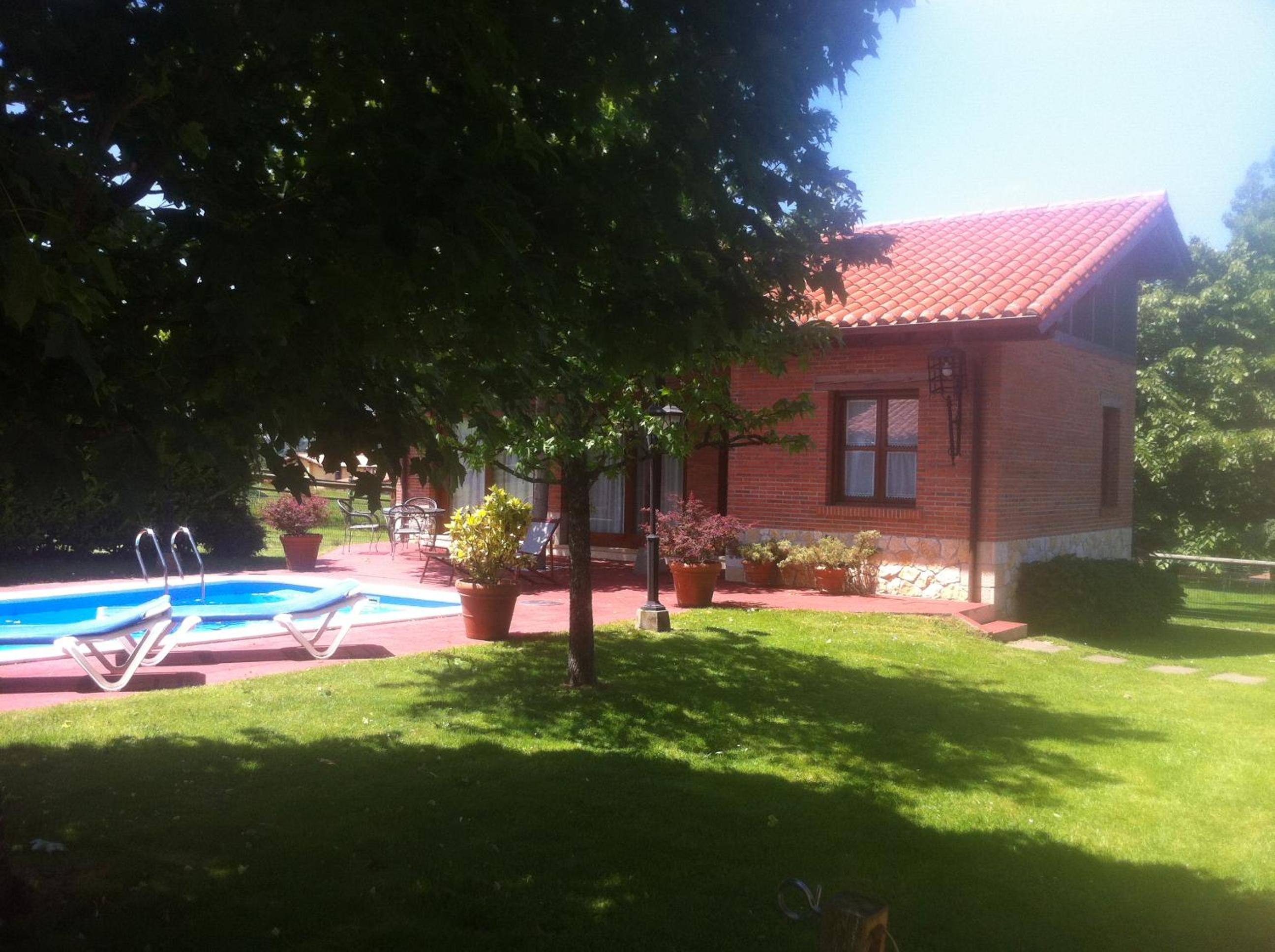 Six-Bedroom House photo 3