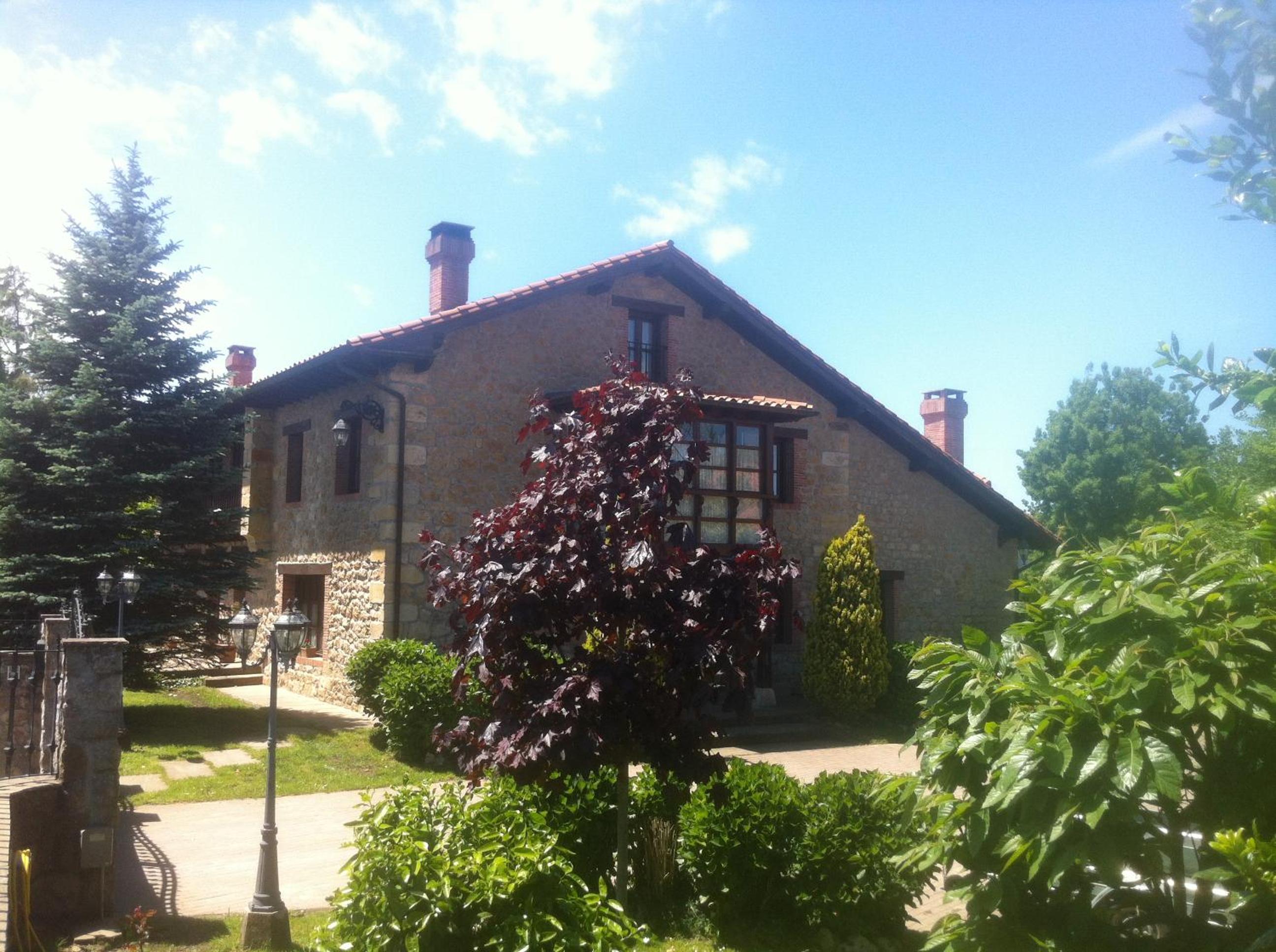 Six-Bedroom House photo 2