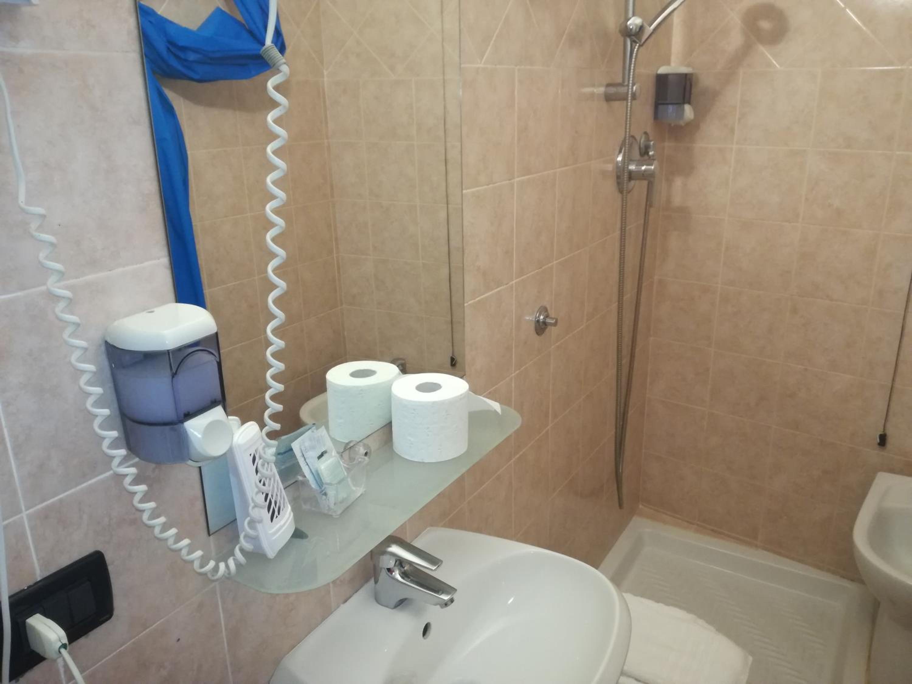 Basic Double Room - Photo 8