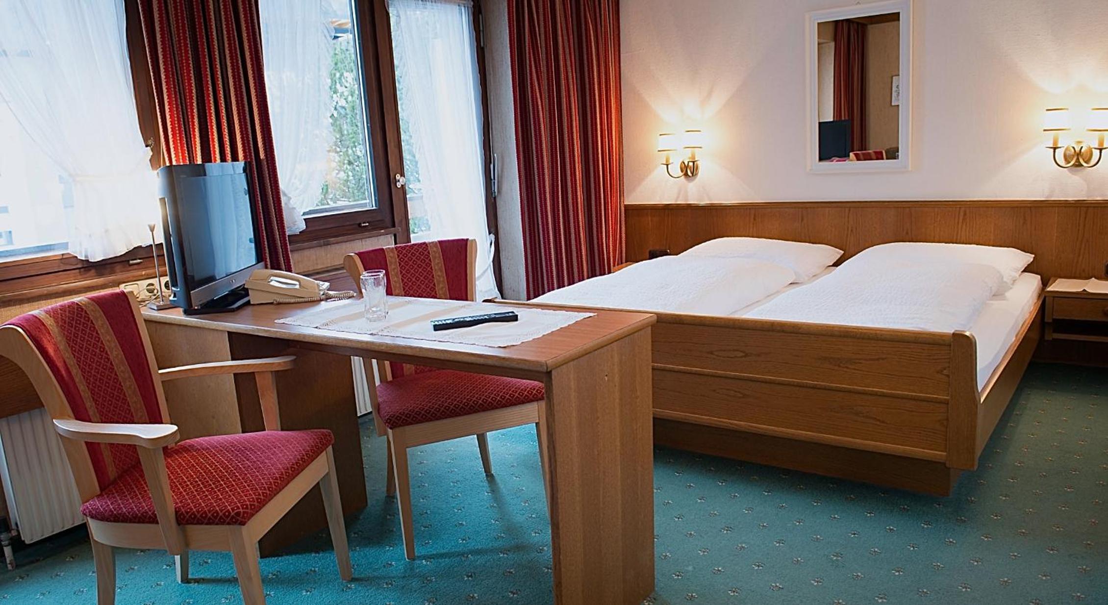 Double Room with Balcony - Photo 6