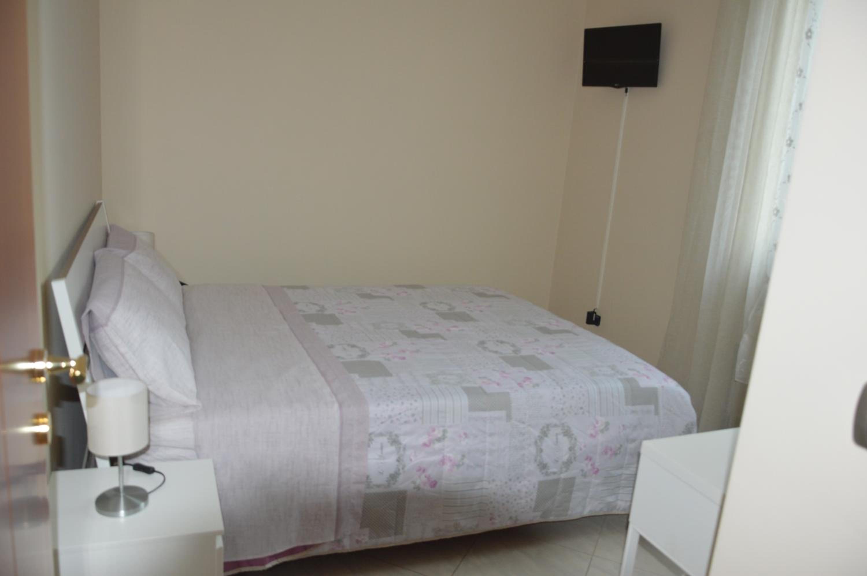 Budget Double Room with Private Bathroom - Photo 2