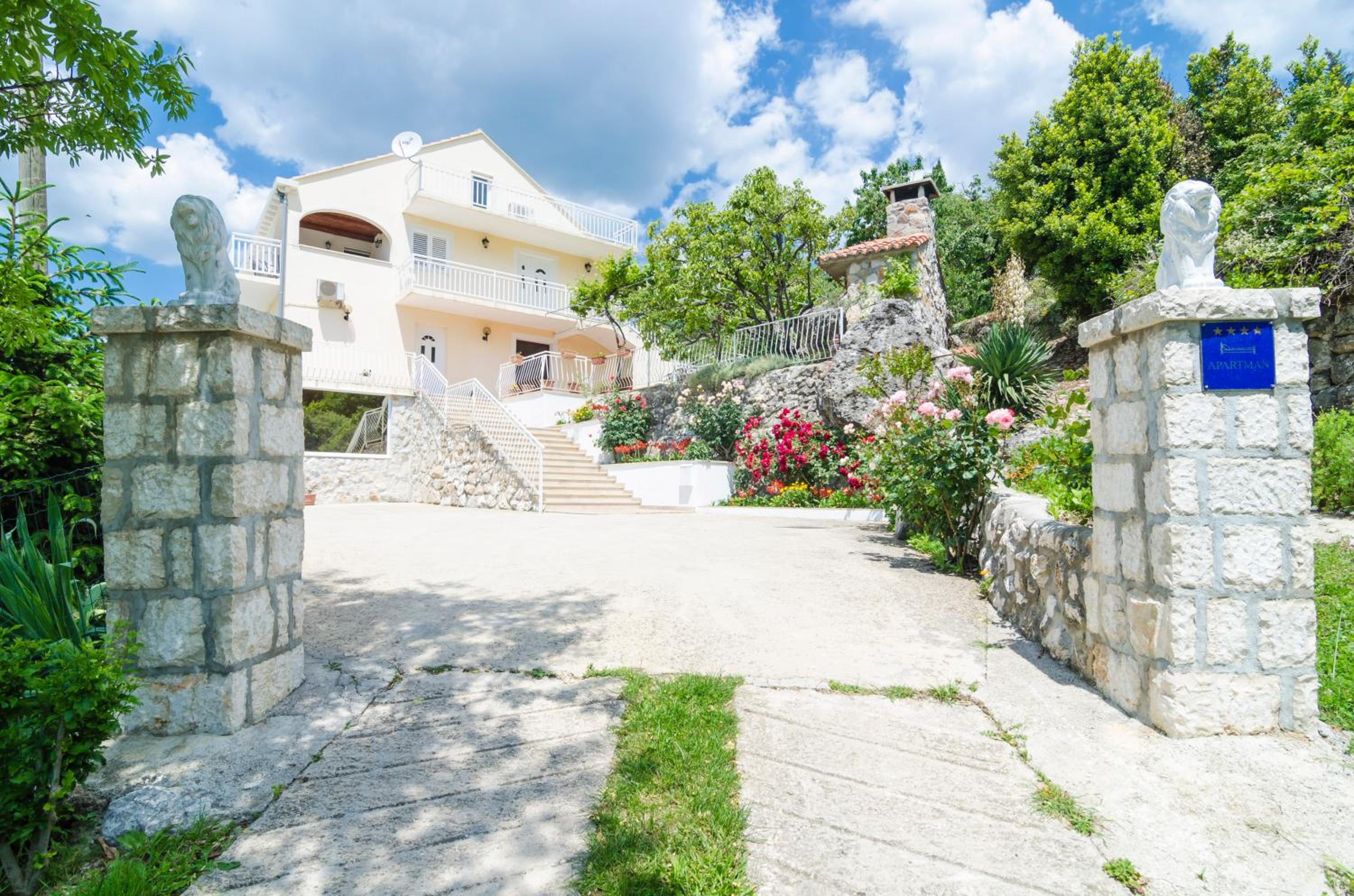 Five-Bedroom Villa with Terrace and Private Pool photo 3