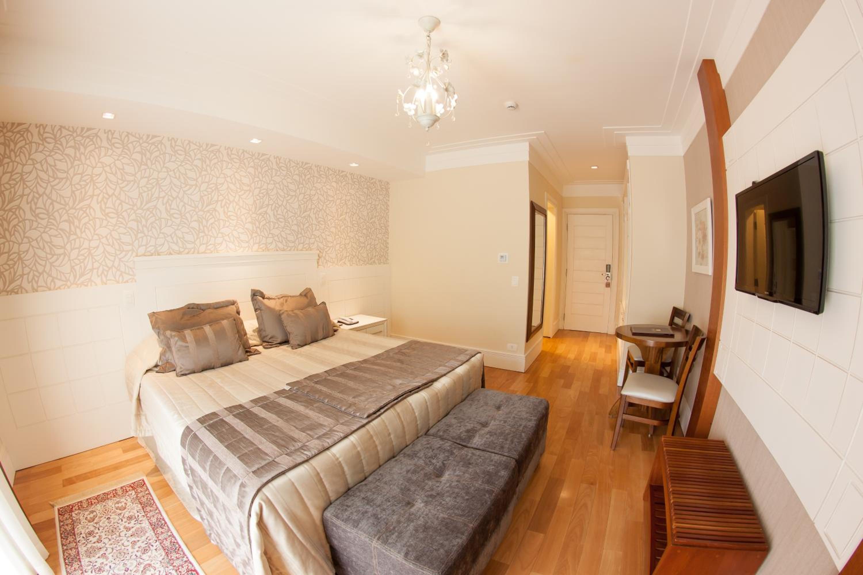 Superior Double Room thumbnail 5