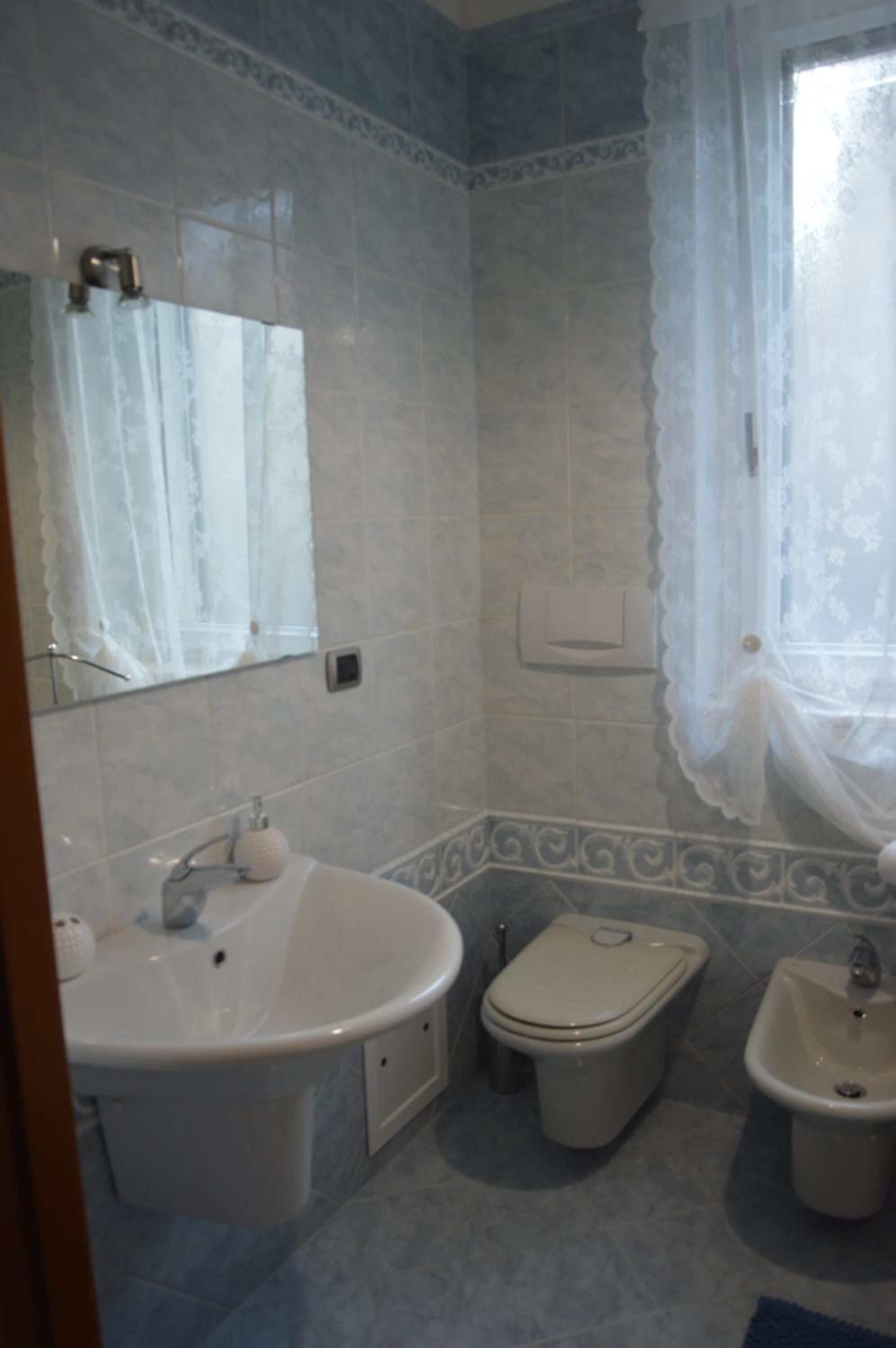 Budget Double Room with Private Bathroom - Photo 5