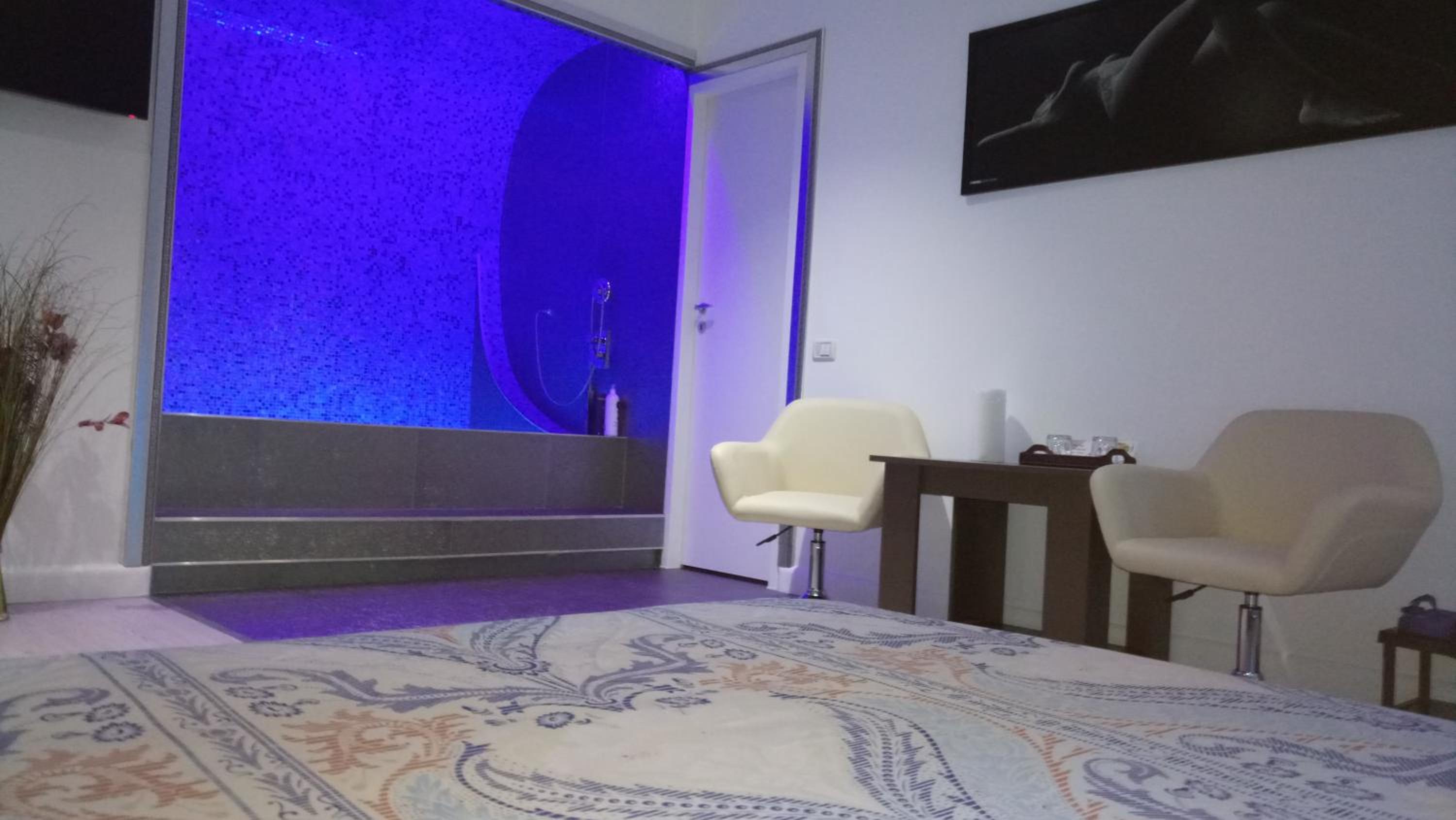 Deluxe Double Room with Bath - Photo 9